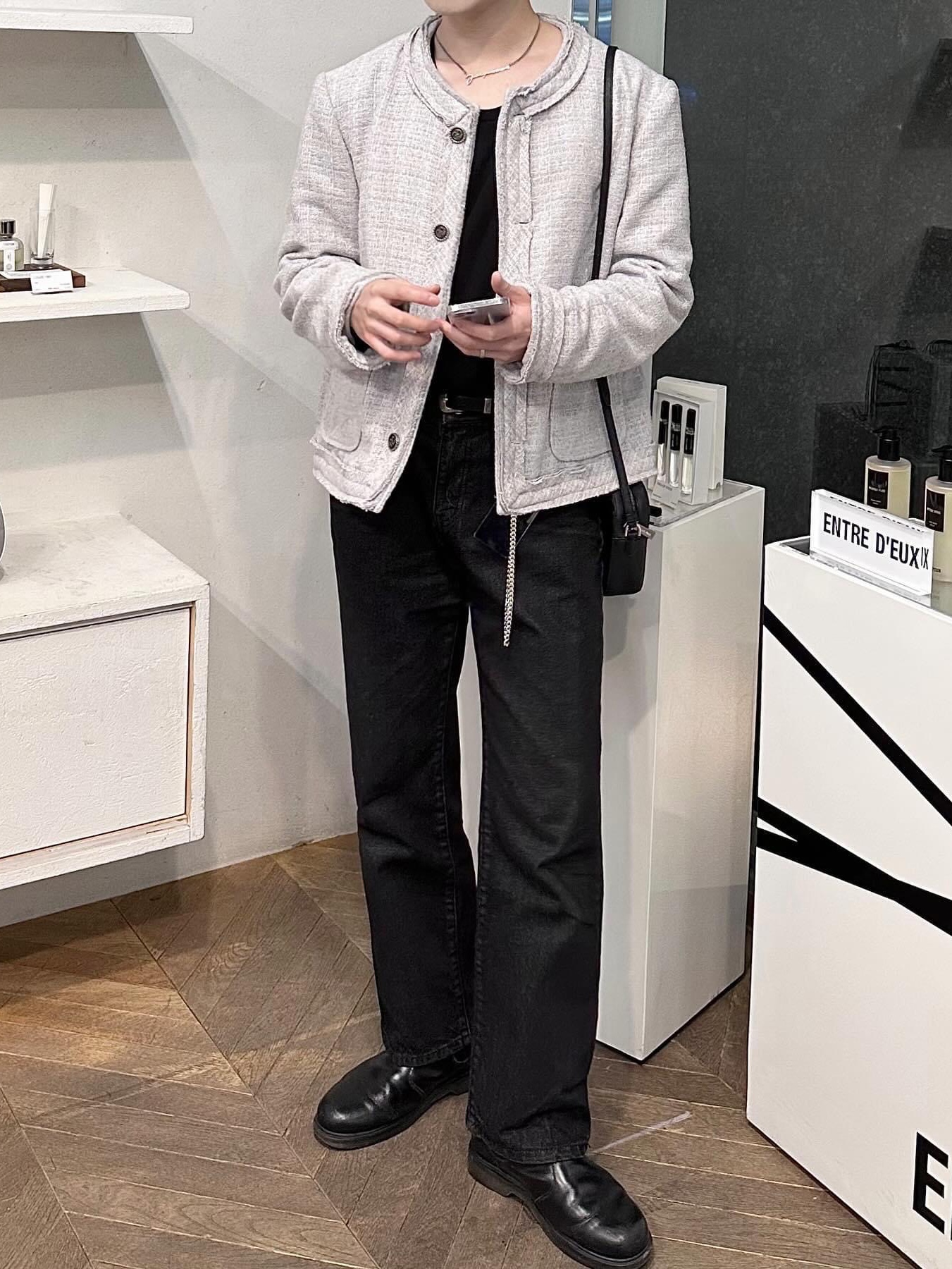 Jacquemus La Chaine Signature Logo Chain Necklace Silver, Dr. Martens 2976 Chelsea Black Smooth 착용 스타일 - 4