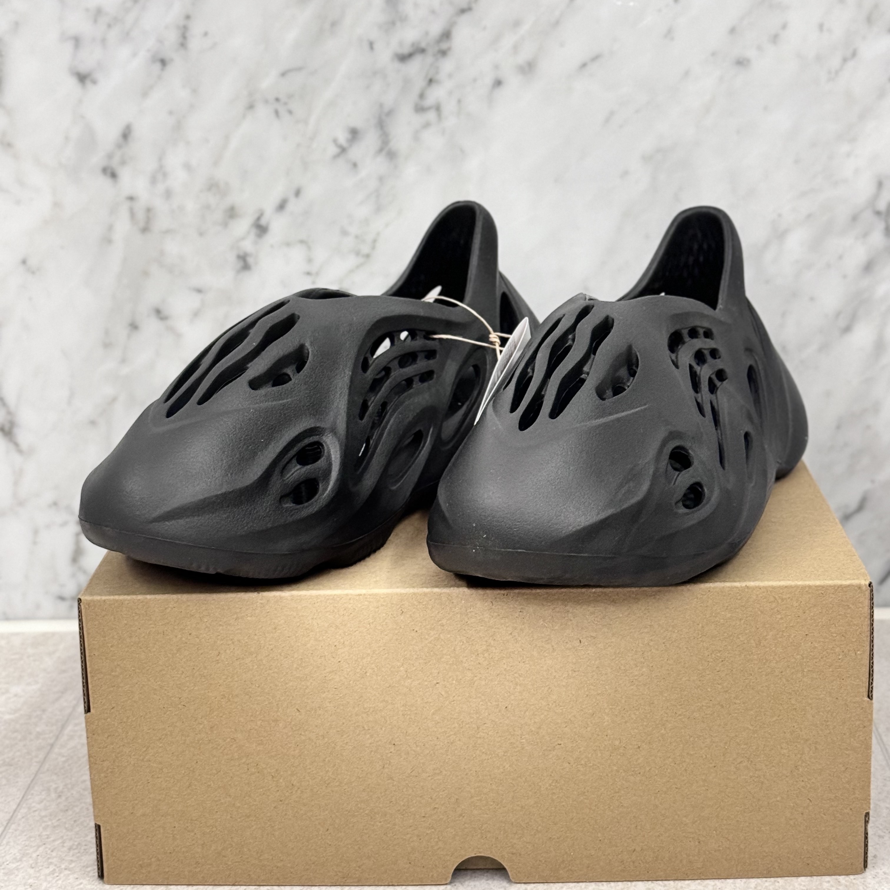 Adidas Yeezy Foam RNNR Onyx 착용 스타일 - 2