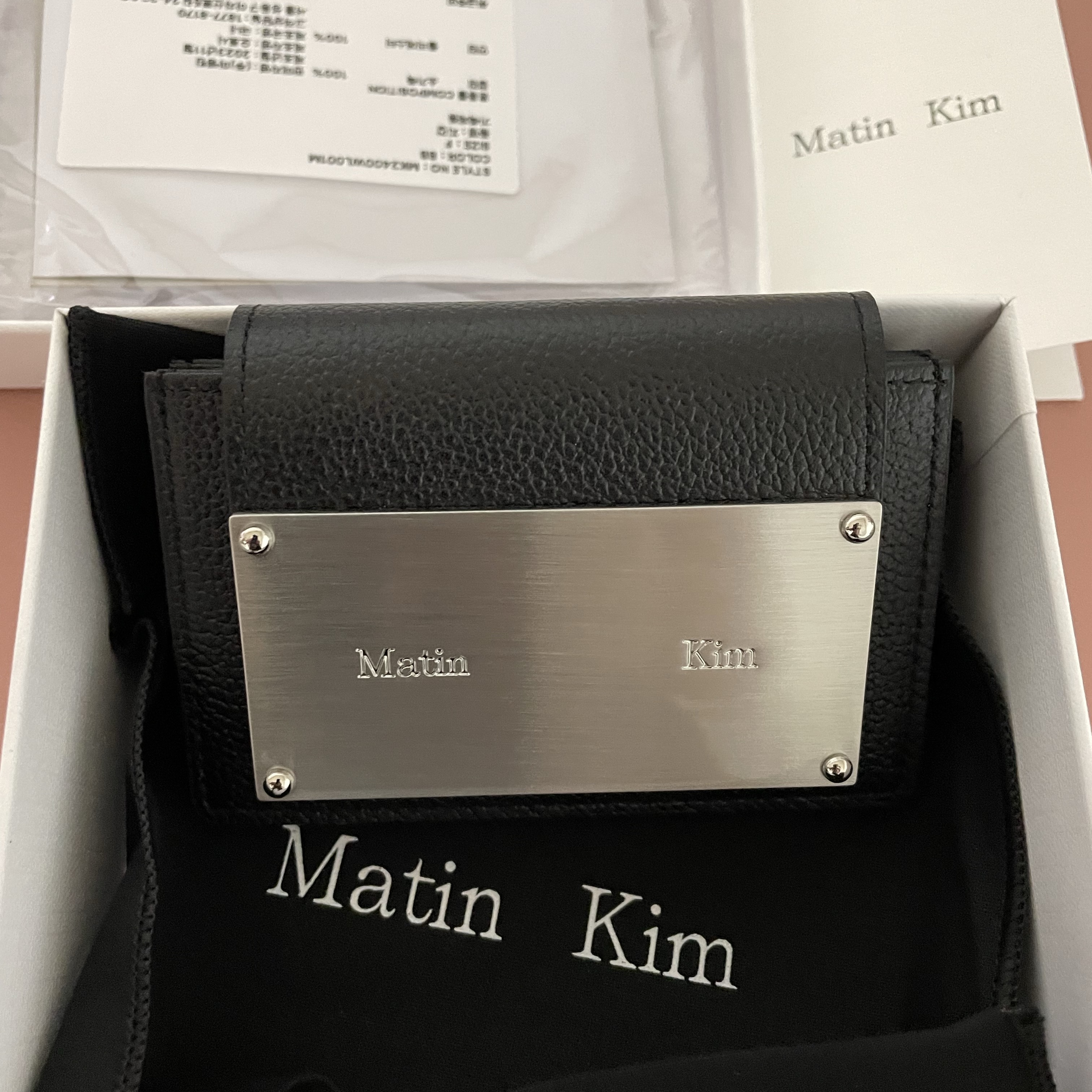Matin Kim Accordion Wallet Black 착용 스타일 - 1