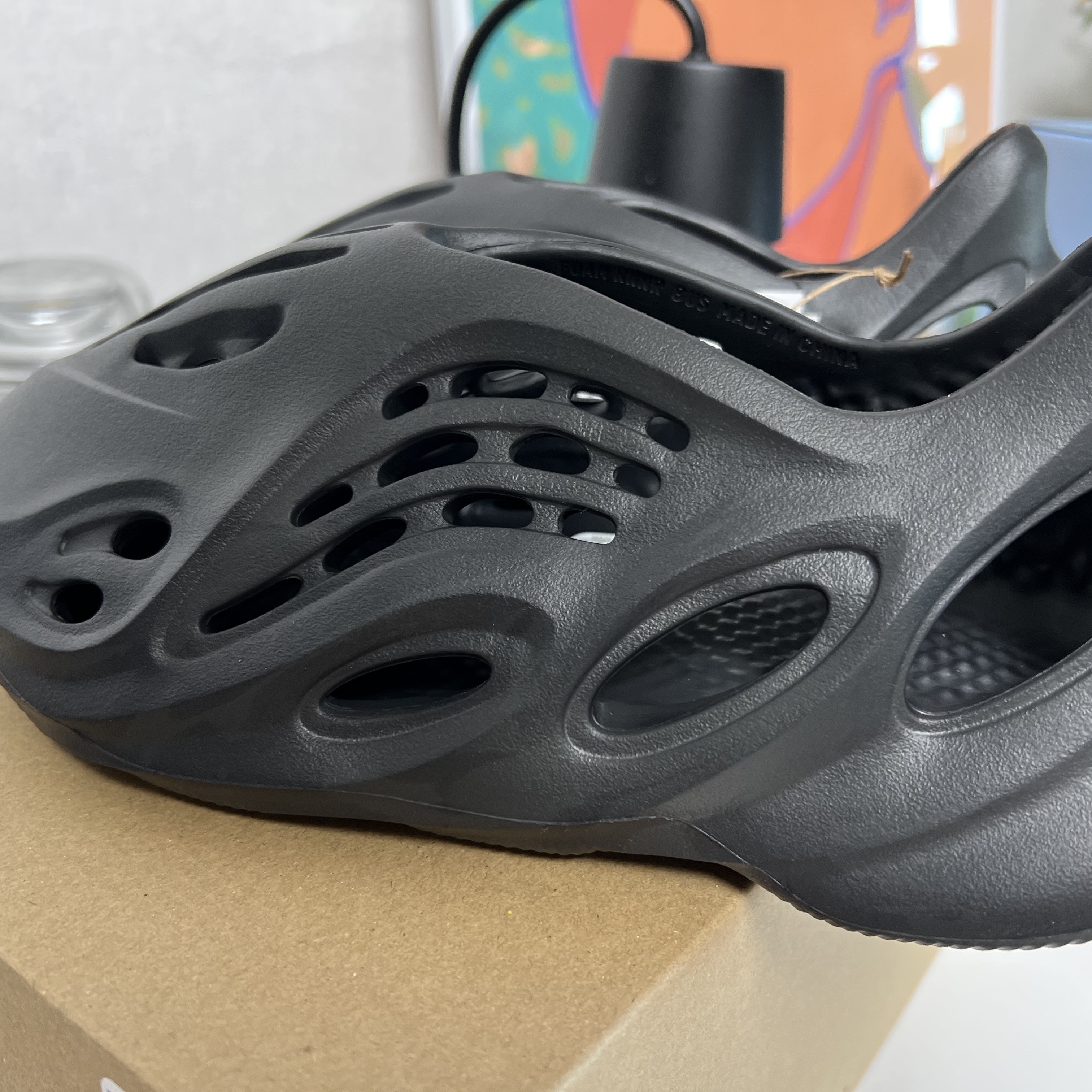 Adidas Yeezy Foam RNNR Onyx 착용 스타일 - 3