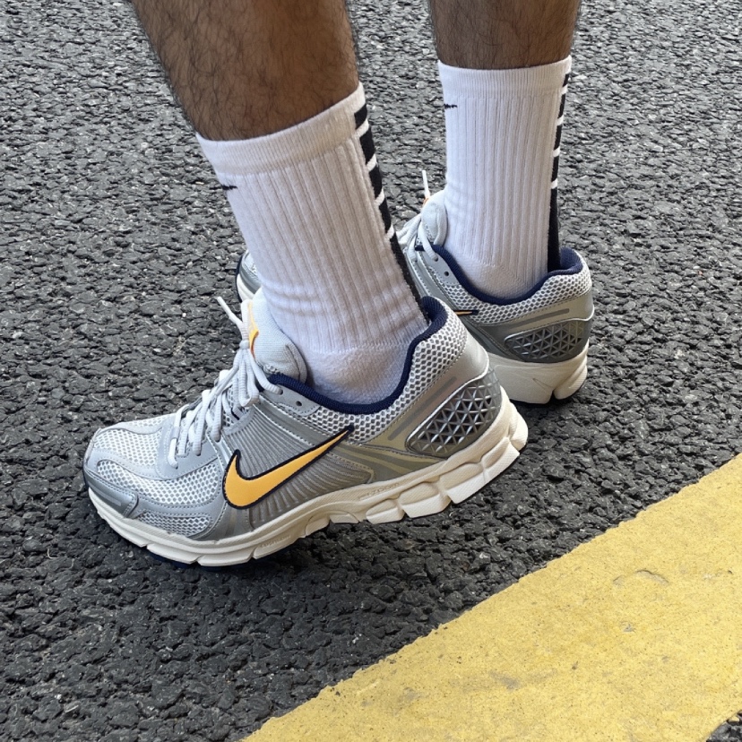 Nike Zoom Vomero 5 Pure Platinum and Laser Orange 착용 스타일