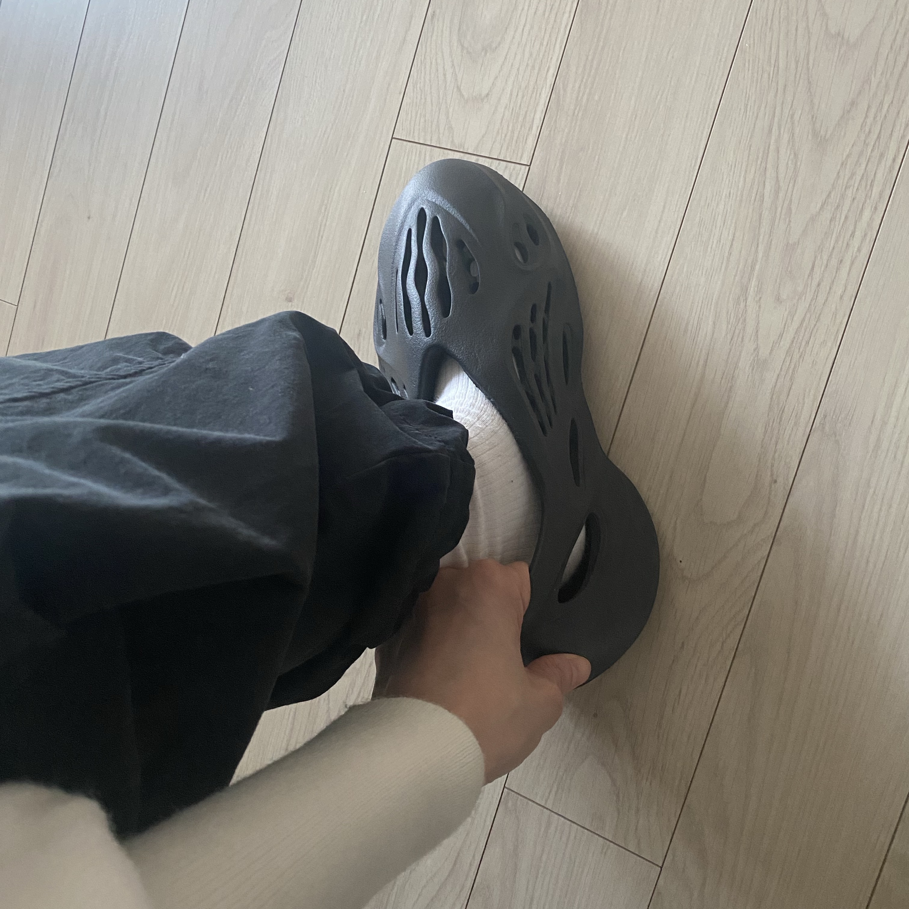 Adidas Yeezy Foam RNNR Onyx 착용 스타일 - 2