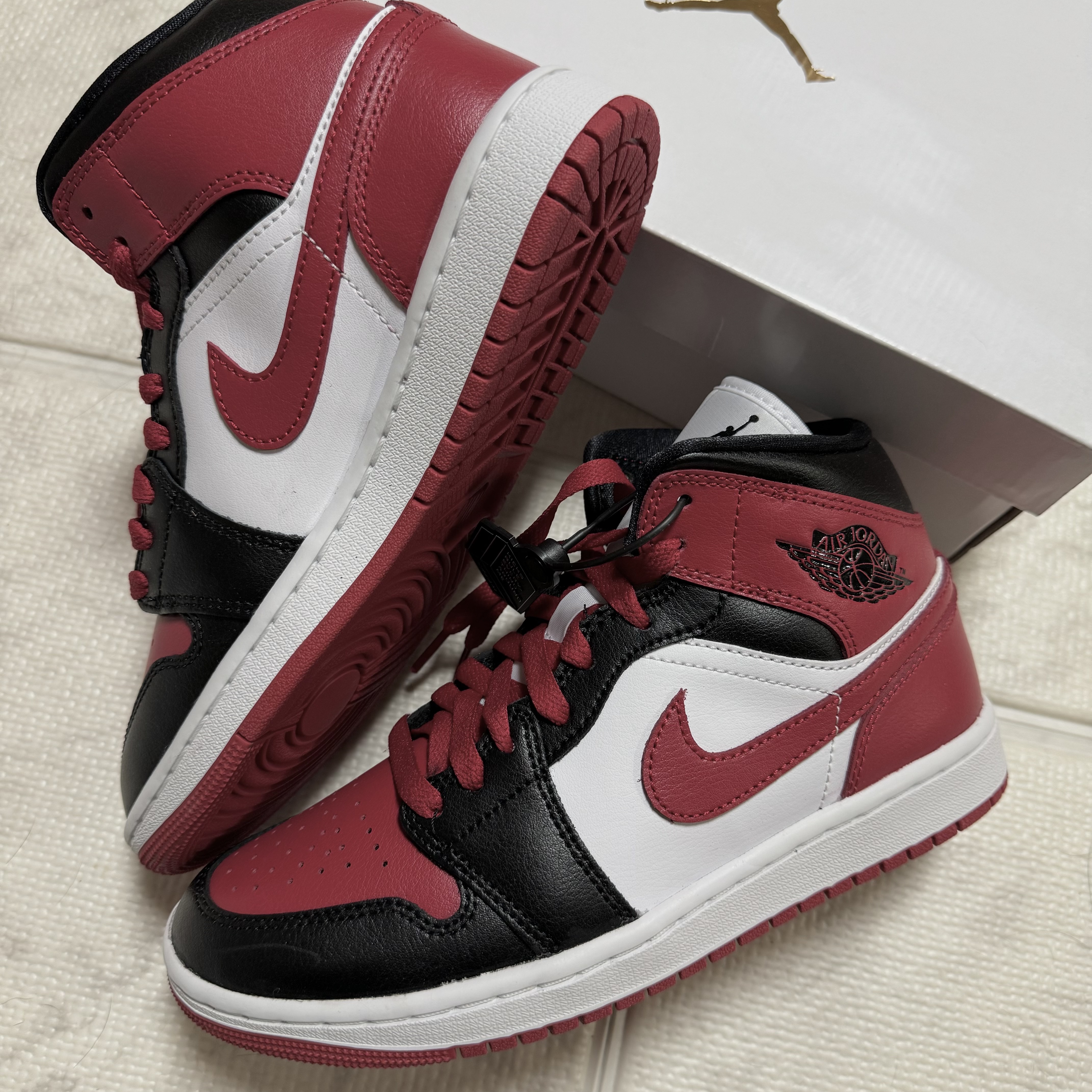 (W) Jordan 1 Mid Black and Gym Red 착용 스타일