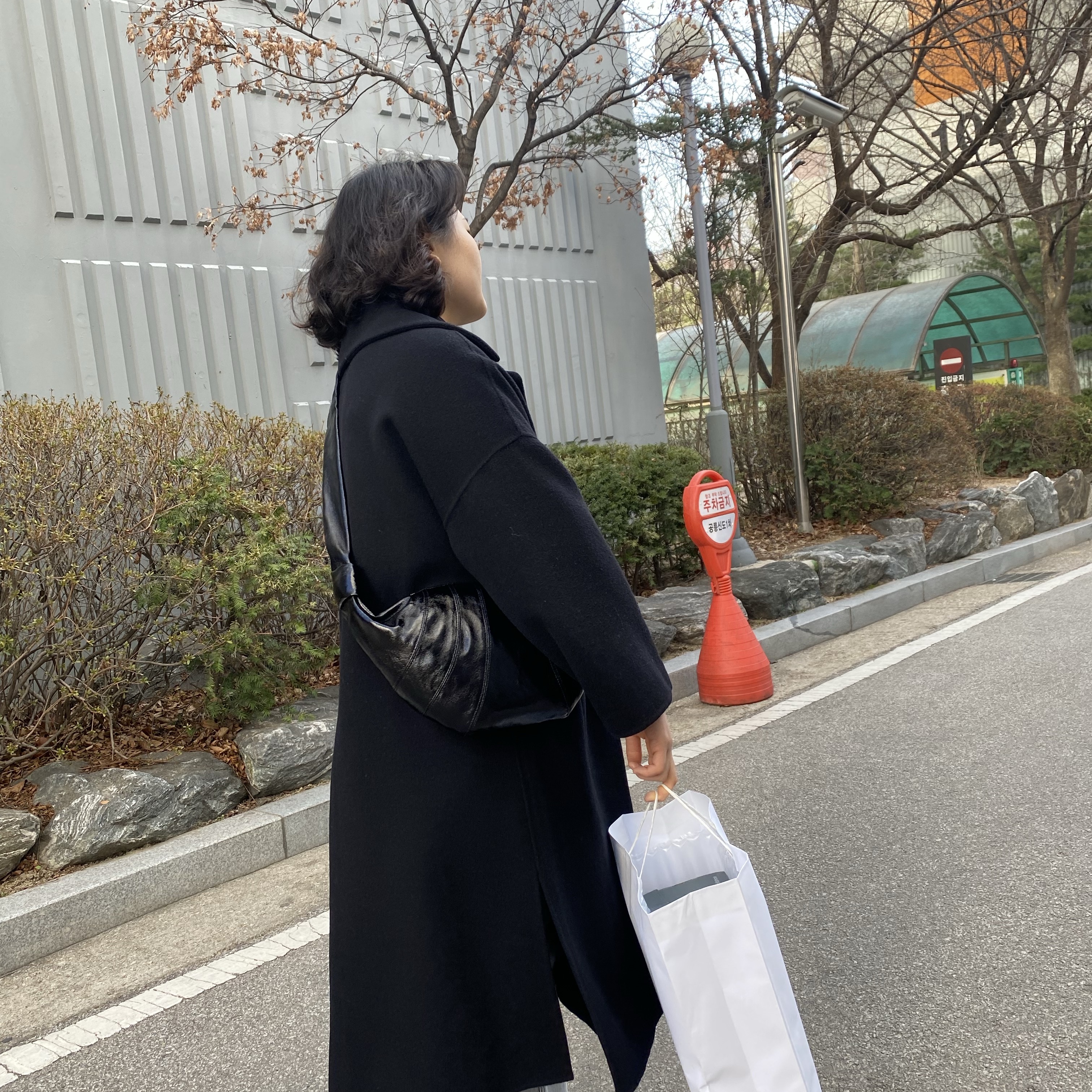 Lemaire Medium Croissant Bag Coated Cotton Black 착용 스타일