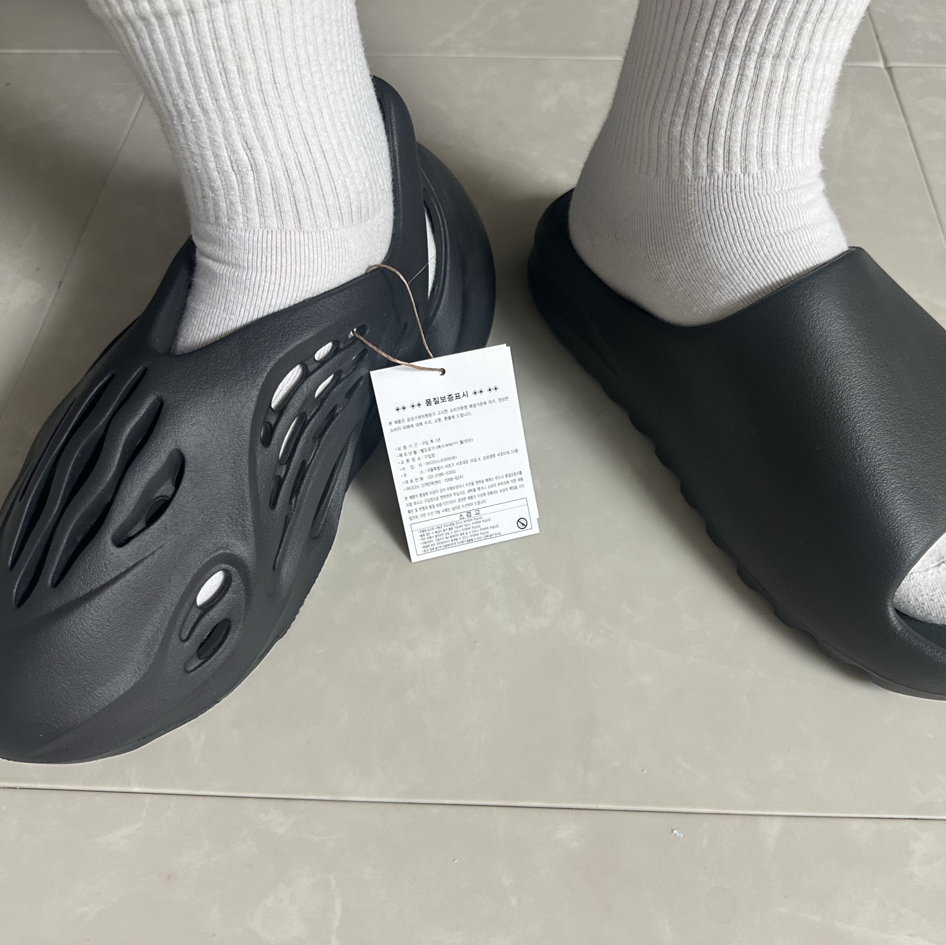 Adidas Yeezy Foam RNNR Onyx, Adidas Yeezy Slide Dark Onyx 2024 착용 스타일