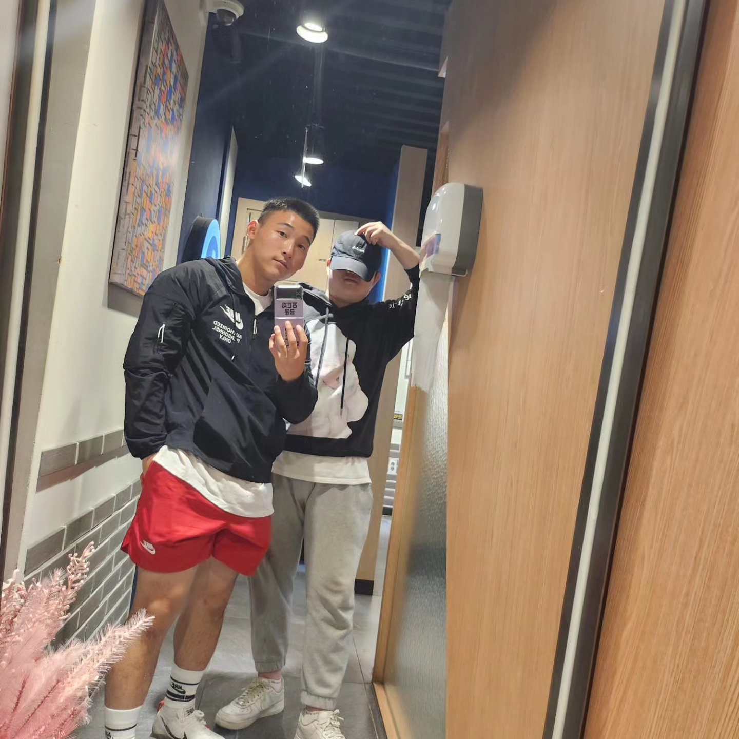 Nike NSW Woven Lined Flow Shorts University Red - US/EU, Nike Air Max Scorpion Flyknit Summit White 착용 스타일