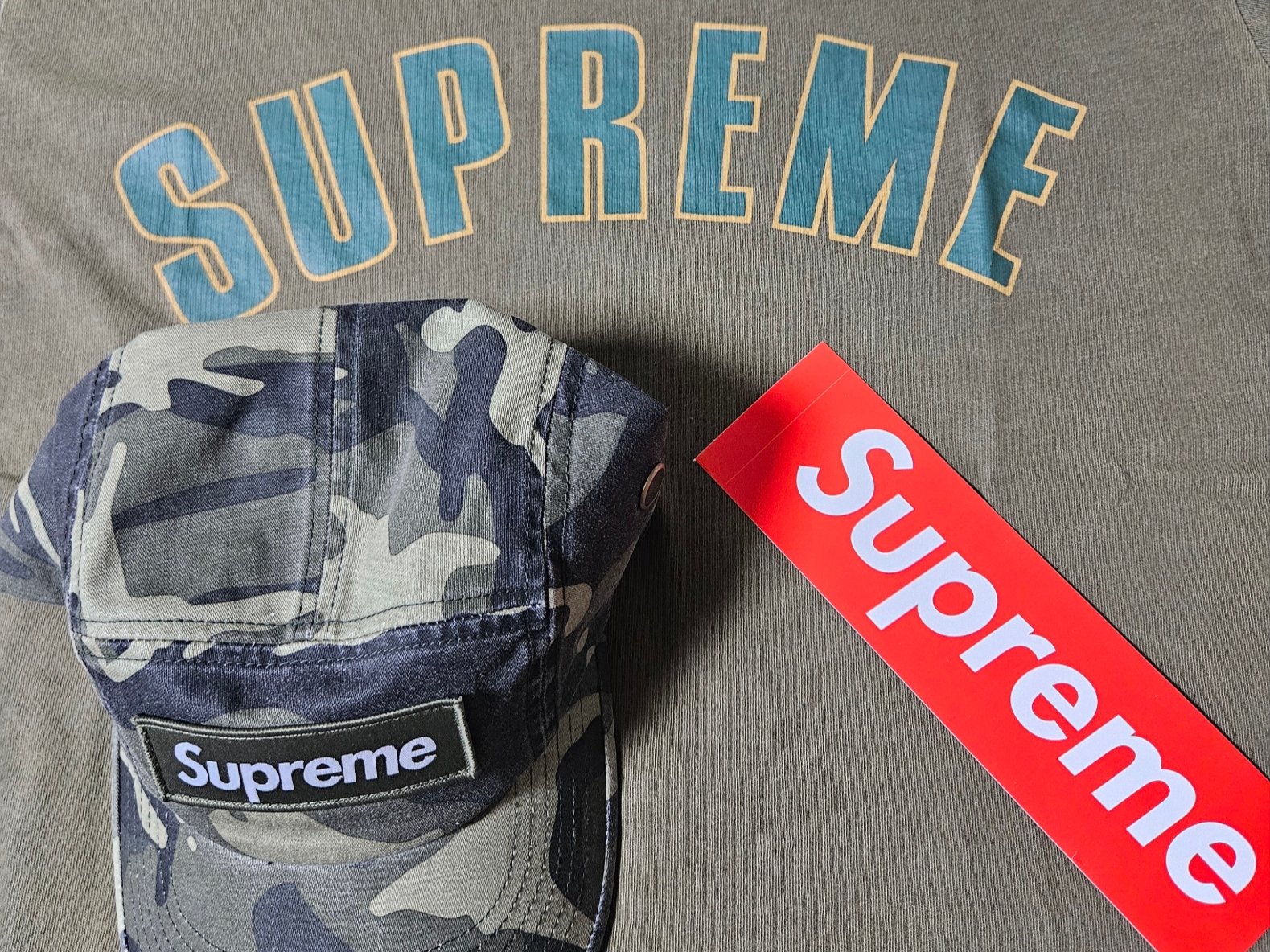 Supreme Cracked Arc S/S Top Olive - 24SS, Supreme Military Camp Cap Olive Camo - 23SS 착용 스타일 - 4