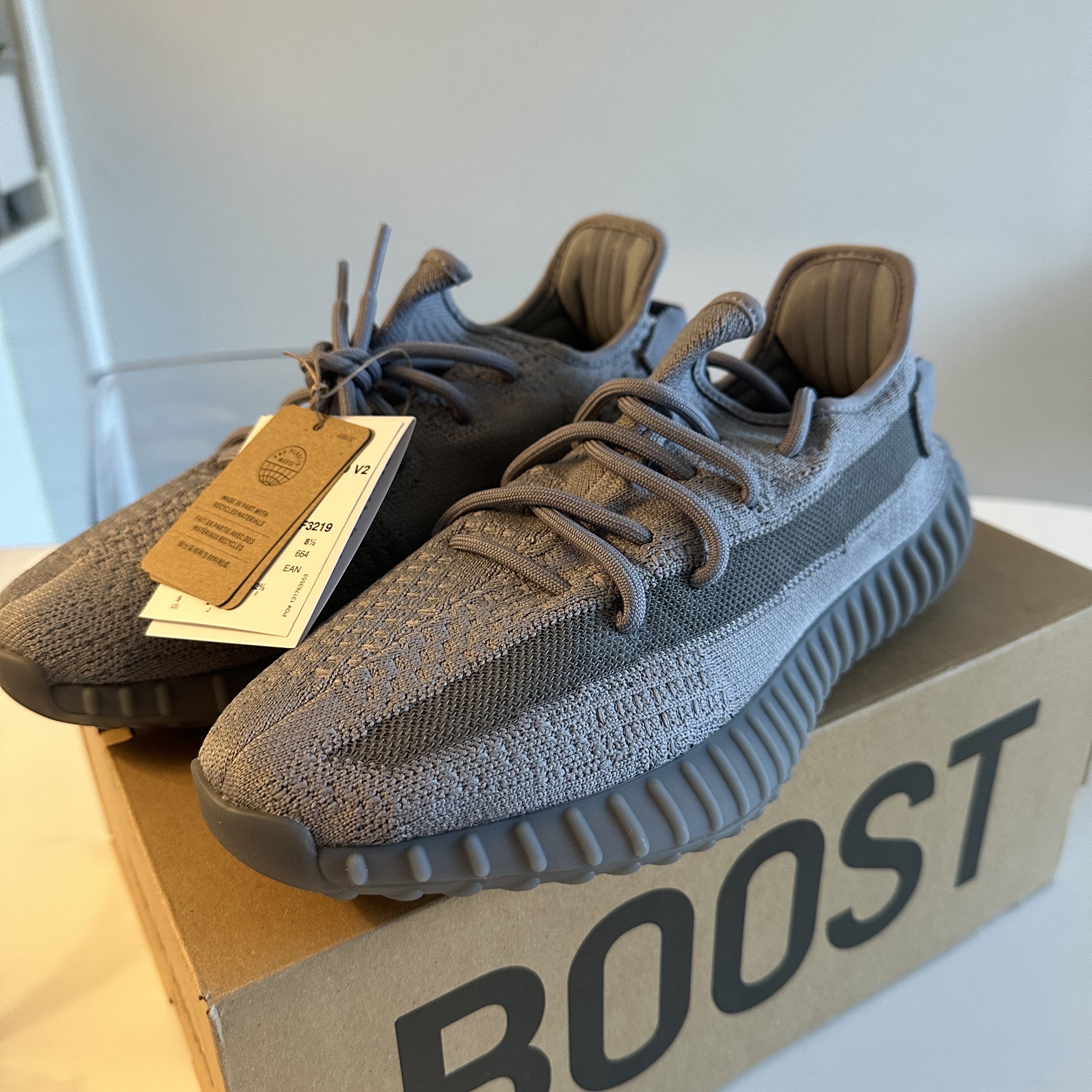 Adidas Yeezy Boost 350 V2 Steel Grey, IAB Studio Sweatpants Light Gray 착용 스타일 - 2