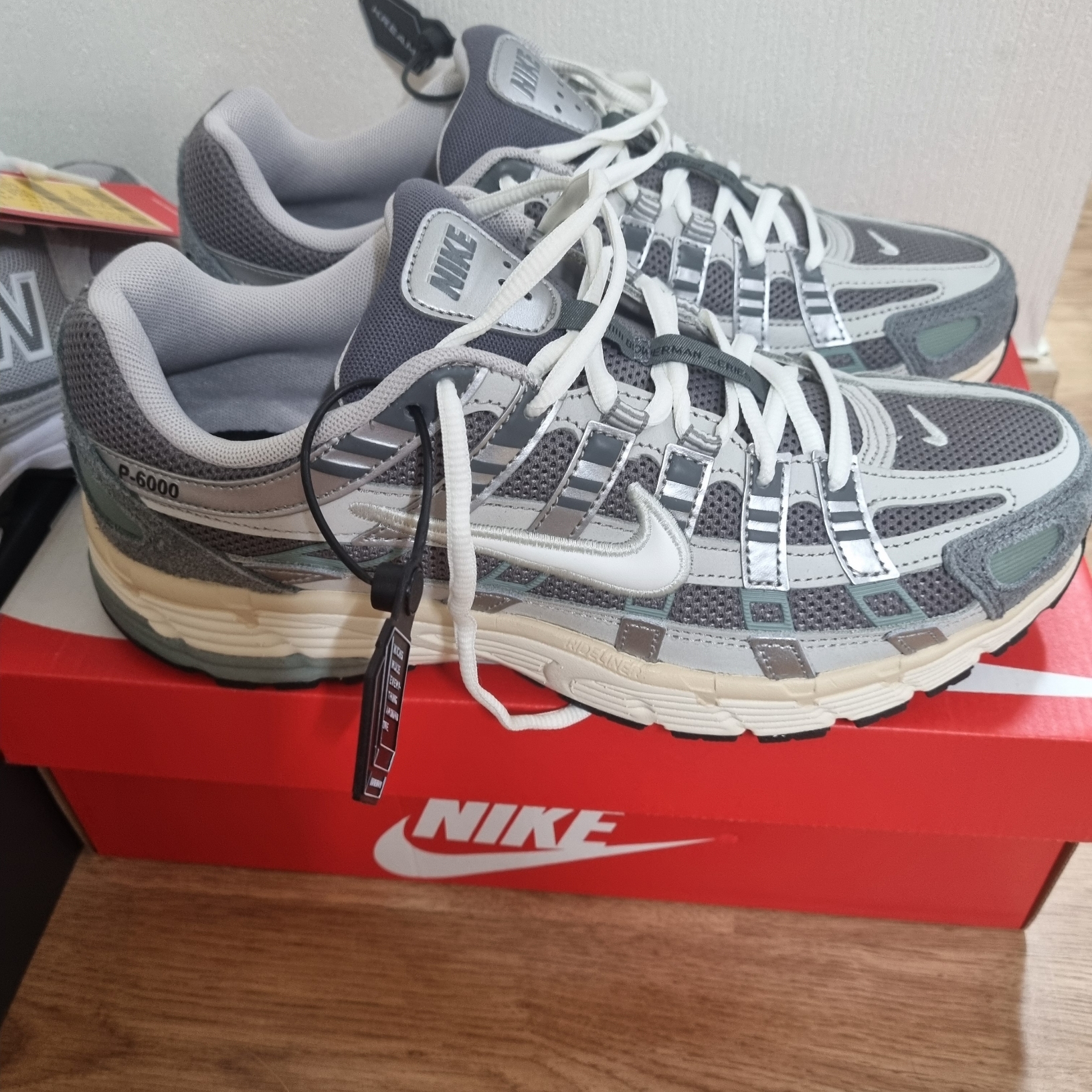 Nike P-6000 Flat Pewter Light Iron Ore 착용 스타일