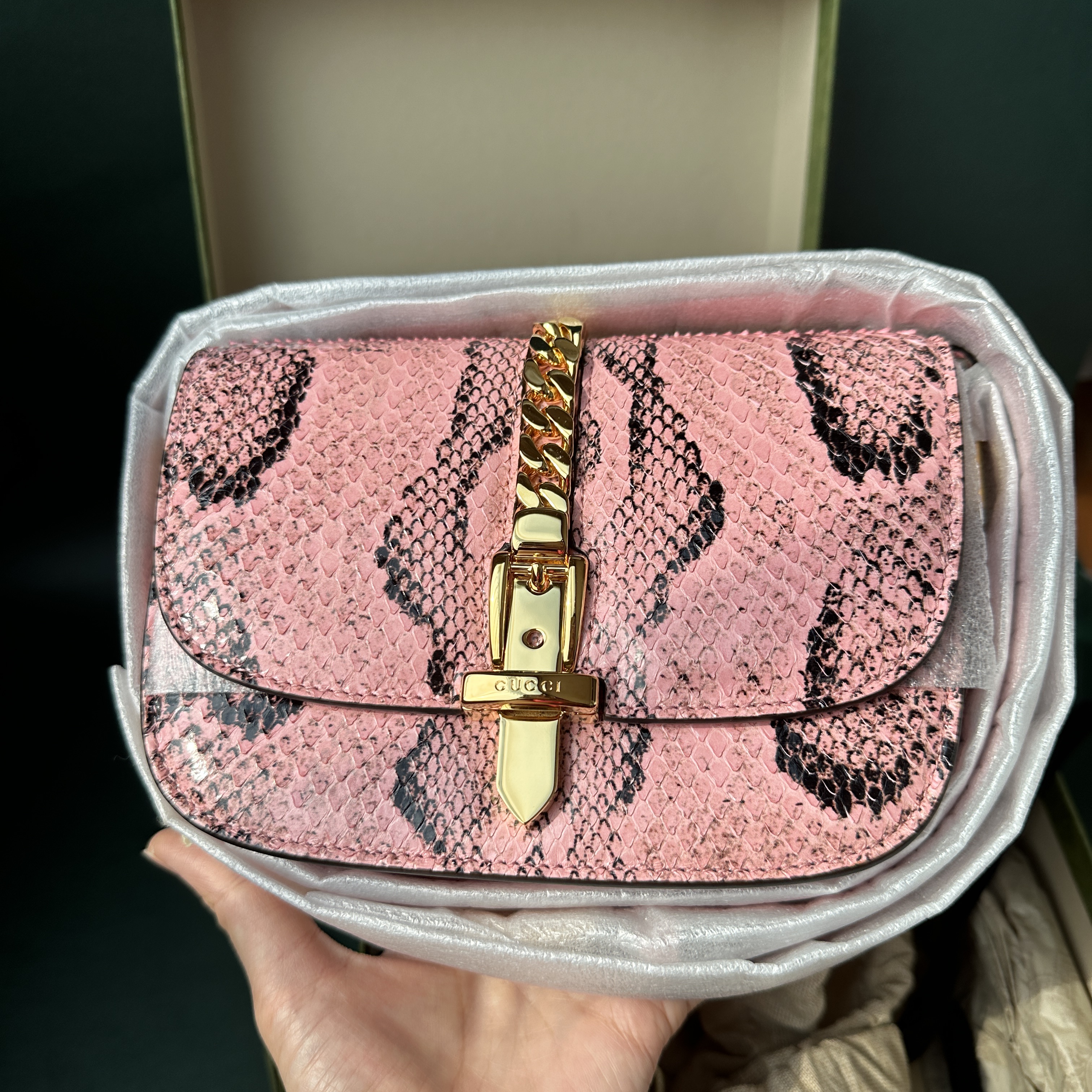 Gucci Sylvie 1969 Python Mini Shoulder Bag Pink 착용 스타일 - 5
