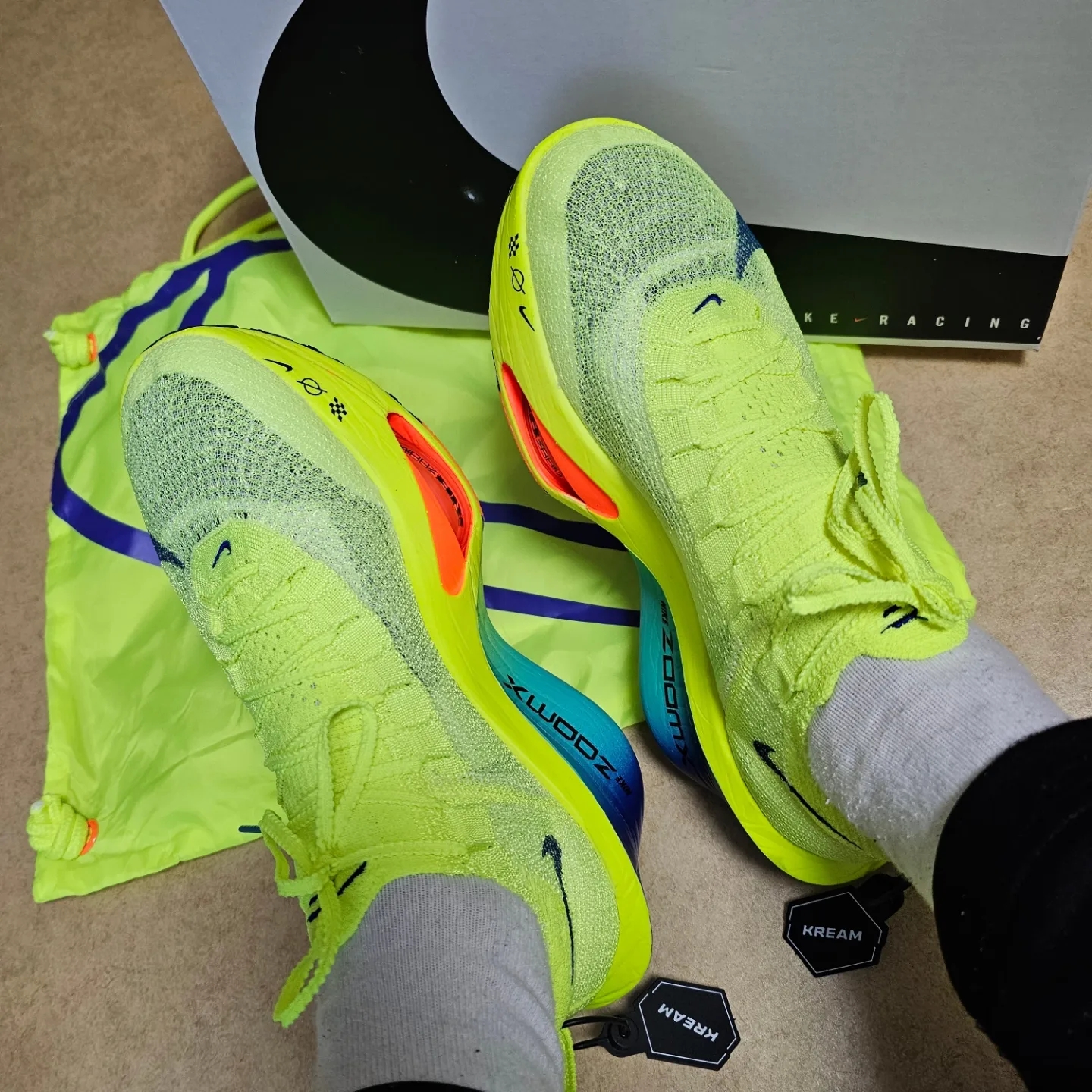 Nike Air Zoom Alphafly Next% 3 Volt 착용 스타일 - 3