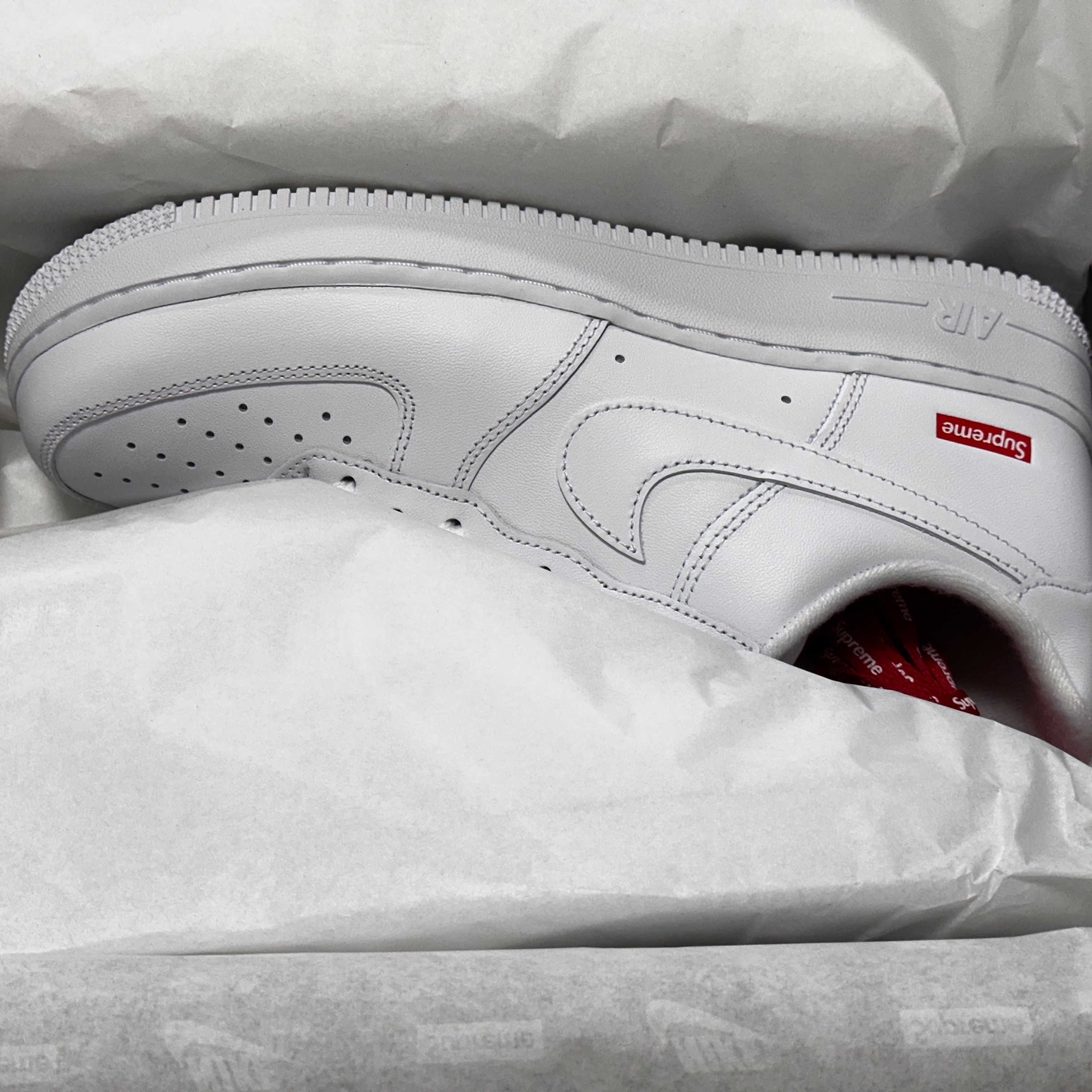 Nike x Supreme Air Force 1 Low White 착용 스타일