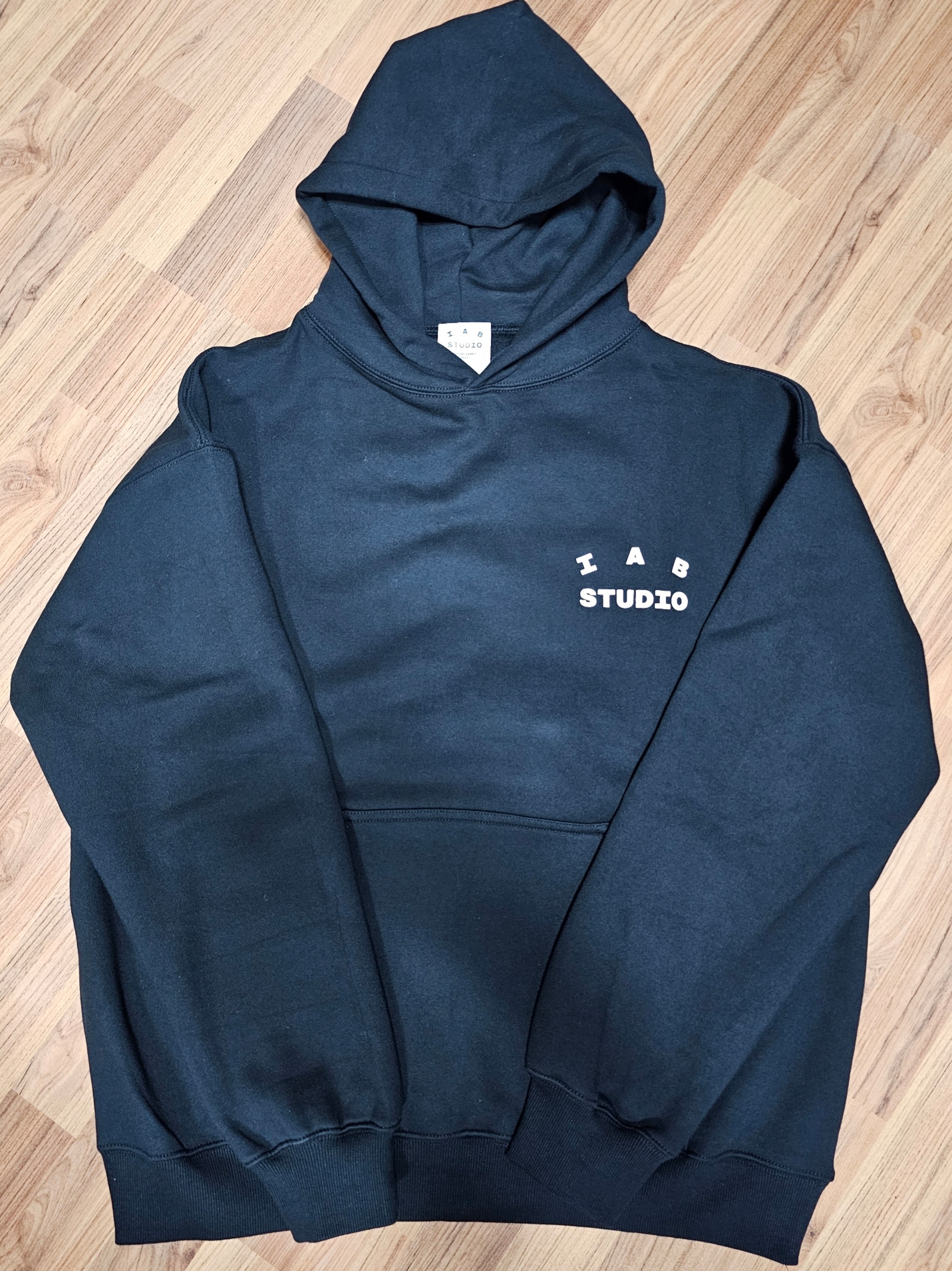 IAB Studio Hoodie Black 착용 스타일