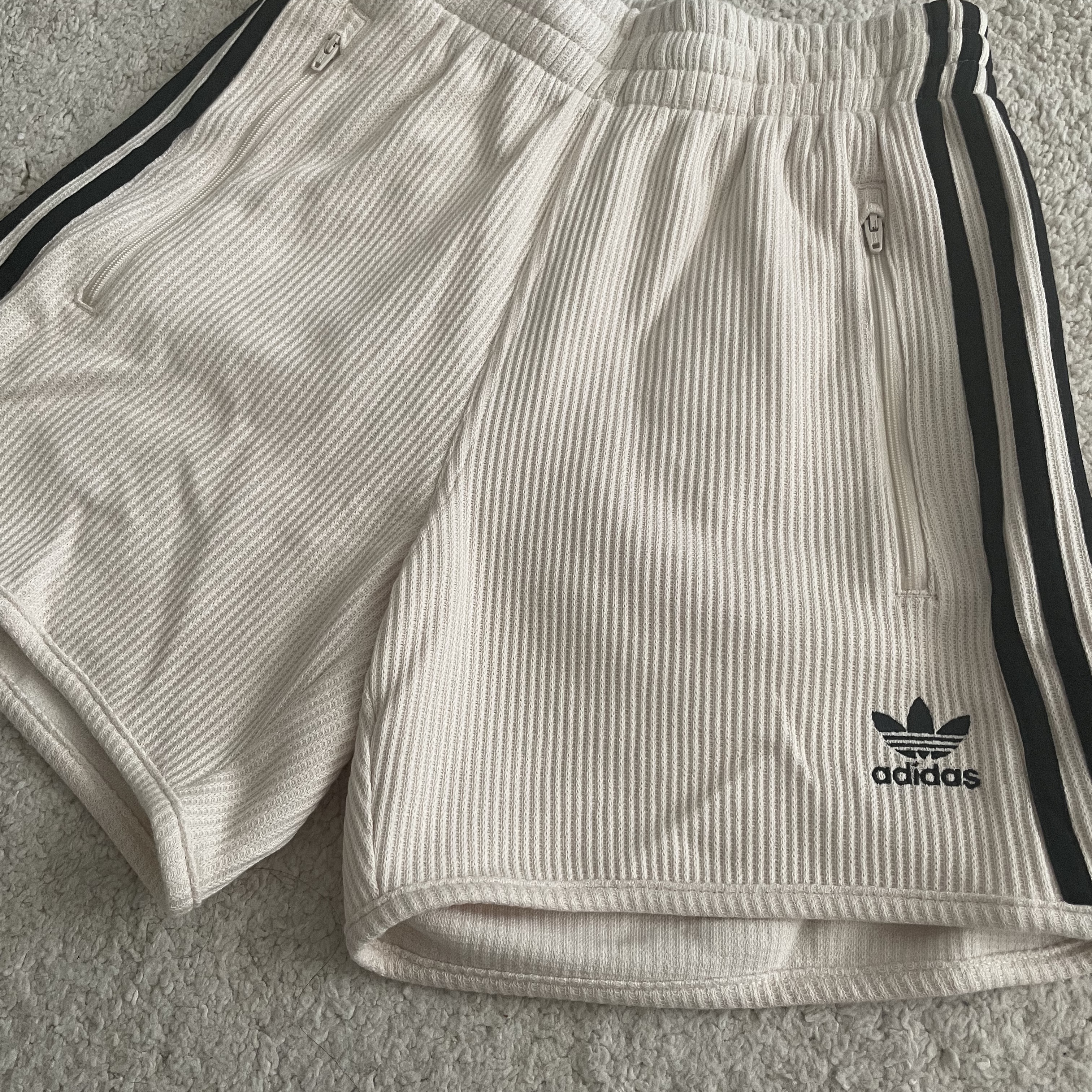 Adidas Adicolor Classics Waffle Shorts Wonder White - KR Sizing, Adidas Adicolor Classic Waffle Beckenbauer Track Jacket Wonder White - KR Sizing 착용 스타일 - 1