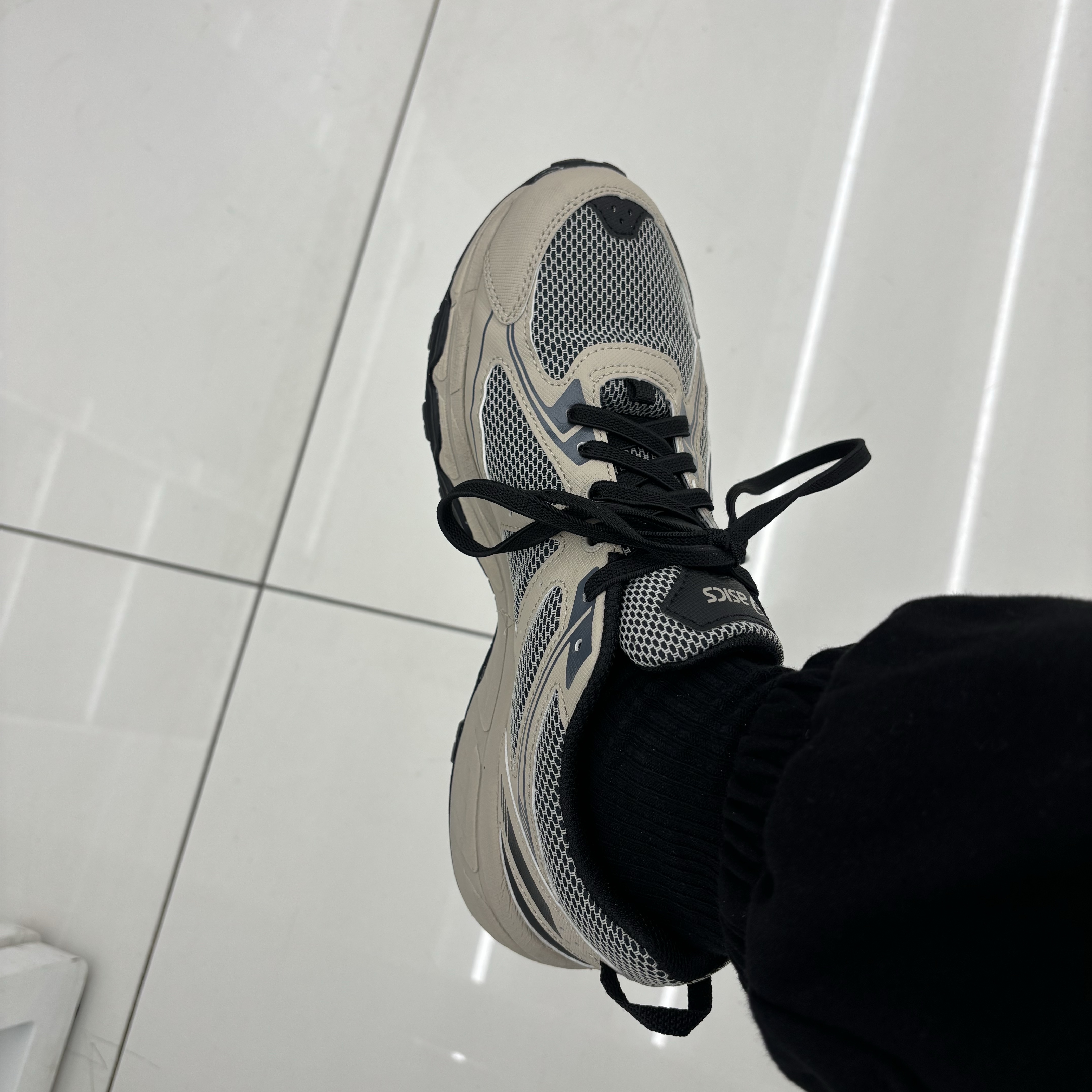 Asics Gel-Venture 6 Feather Grey Black 착용 스타일