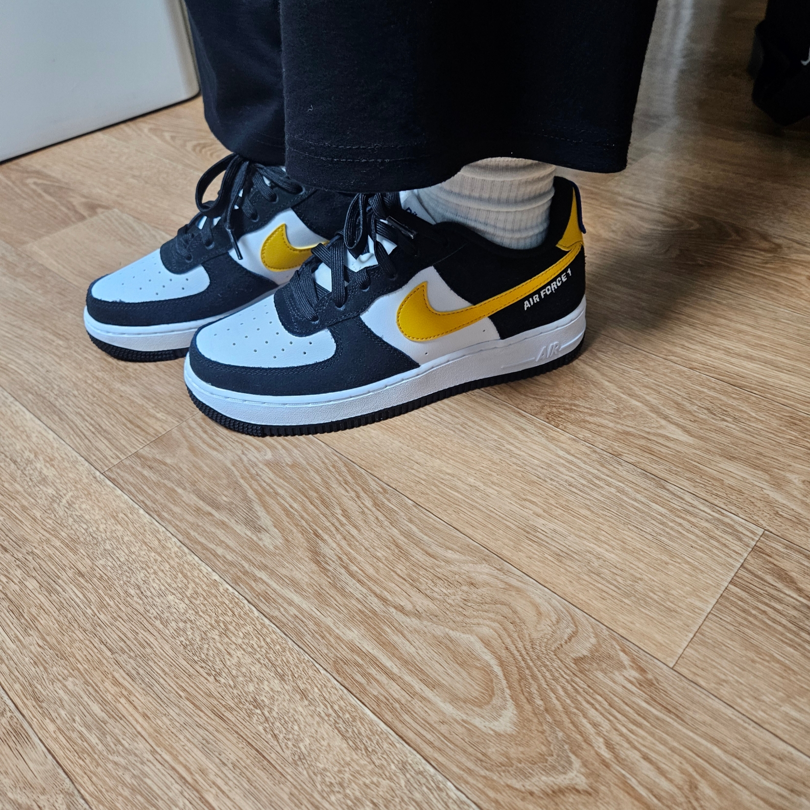 (GS) Nike Air Force 1 LV8 Athletic Club Black Dark Sulfur 착용 스타일
