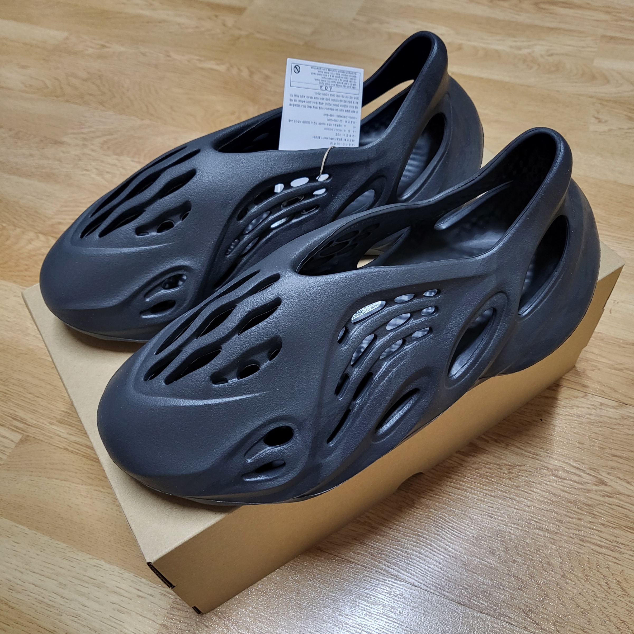 Adidas Yeezy Foam RNNR Onyx 착용 스타일