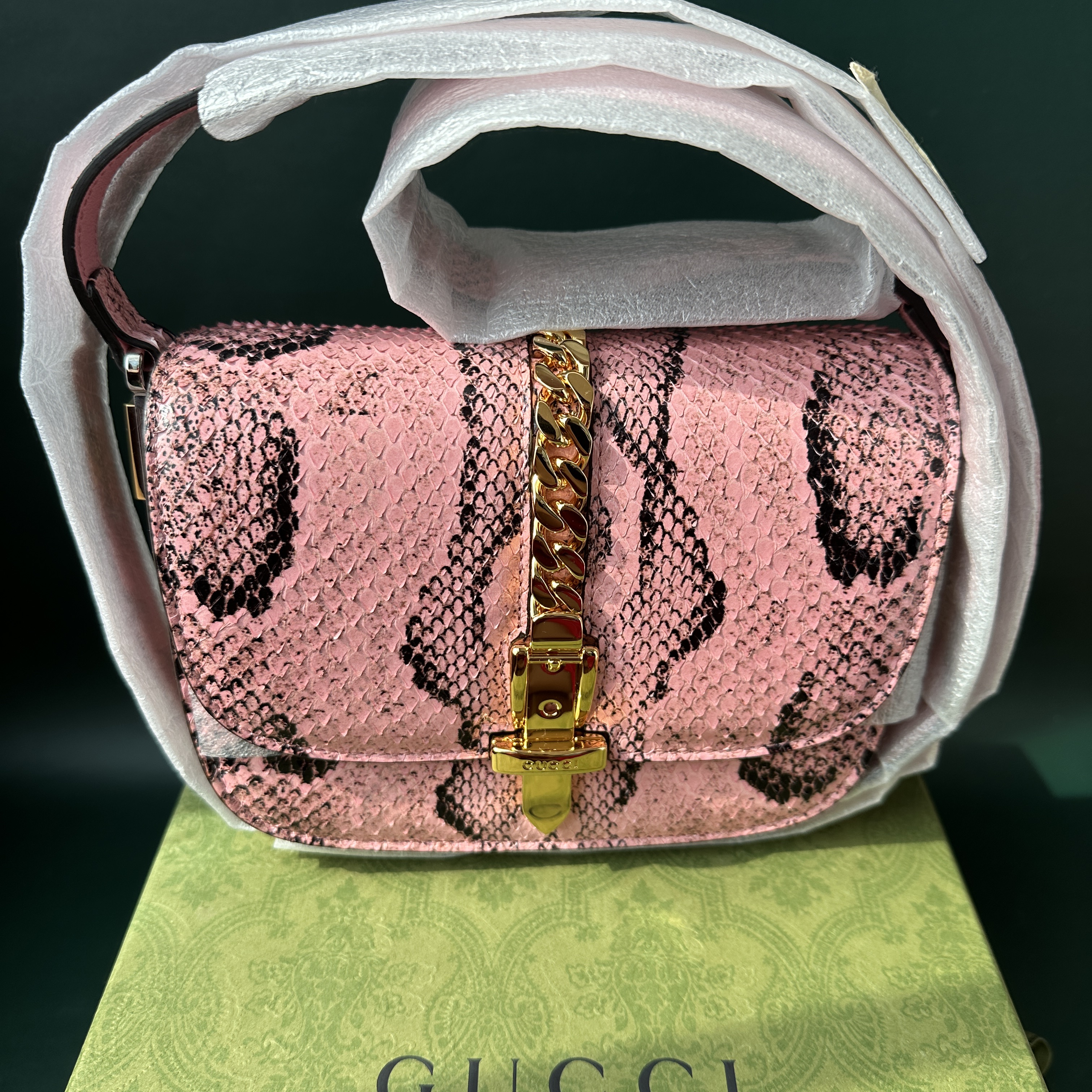Gucci Sylvie 1969 Python Mini Shoulder Bag Pink 착용 스타일 - 1