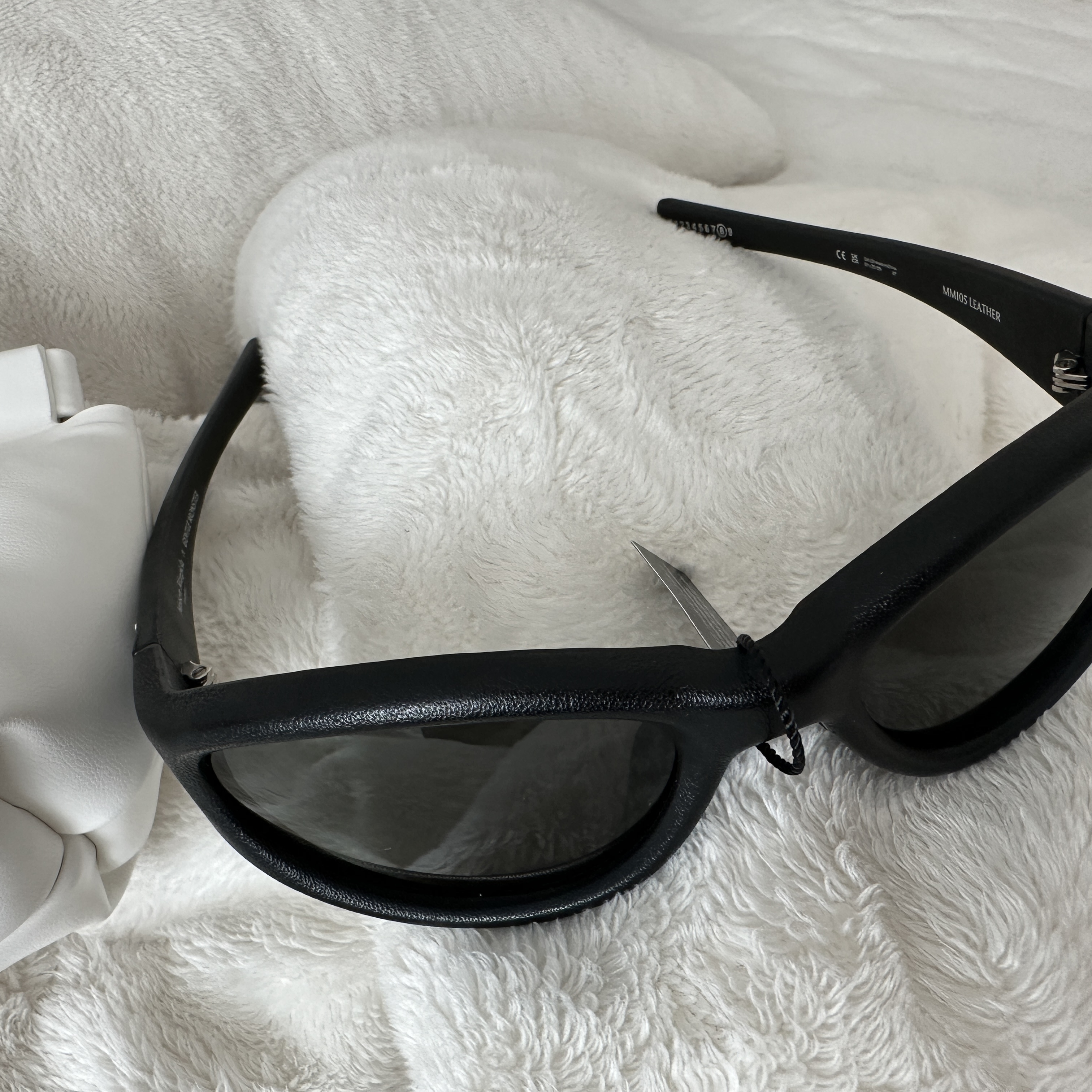 Gentle Monster x Maison Margiela MM105 Leather Black Black 착용 스타일 - 2