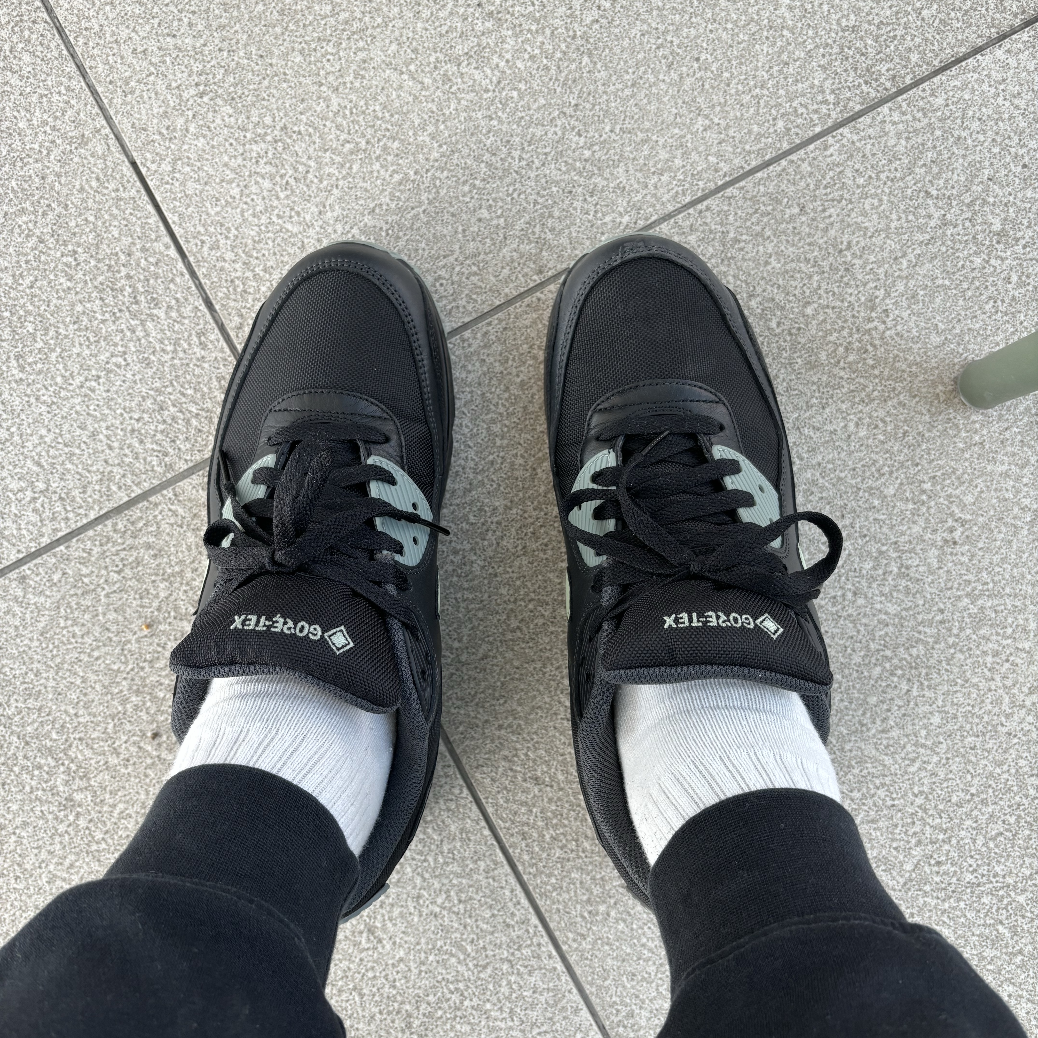 Nike Air Max 90 Gore-Tex Black Honeydew 착용 스타일 - 1