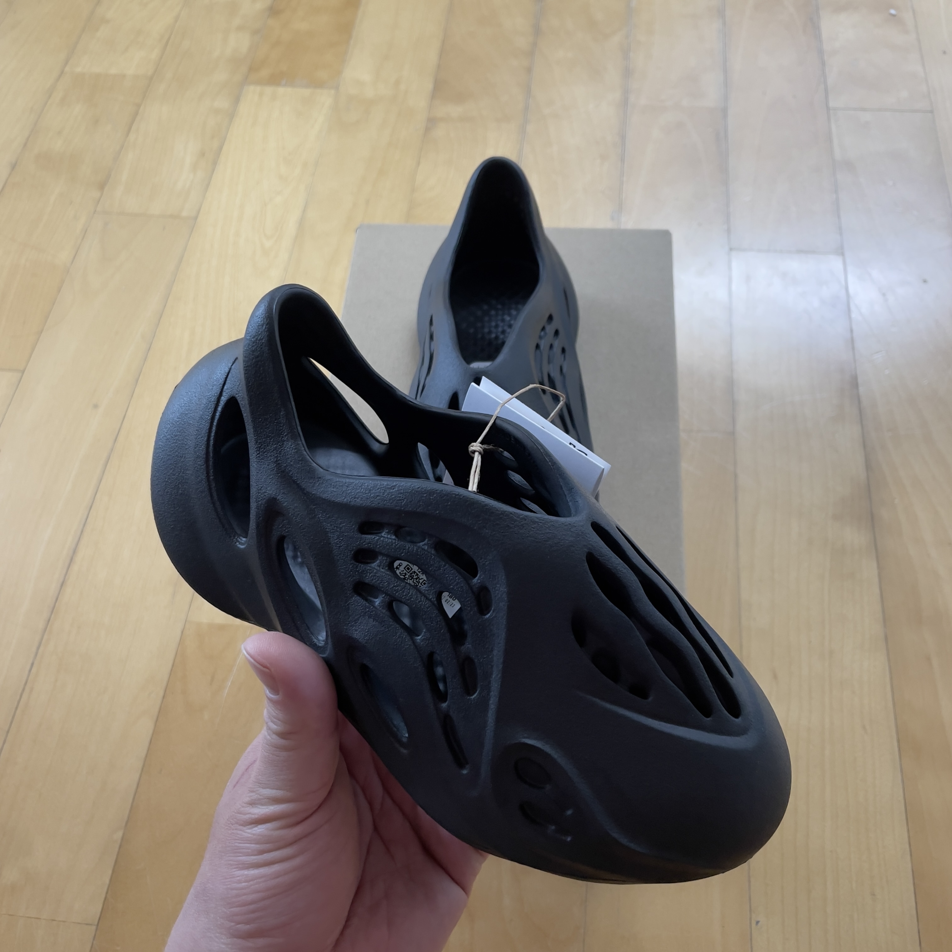 (Kids) Adidas Yeezy Foam RNNR Onyx 착용 스타일
