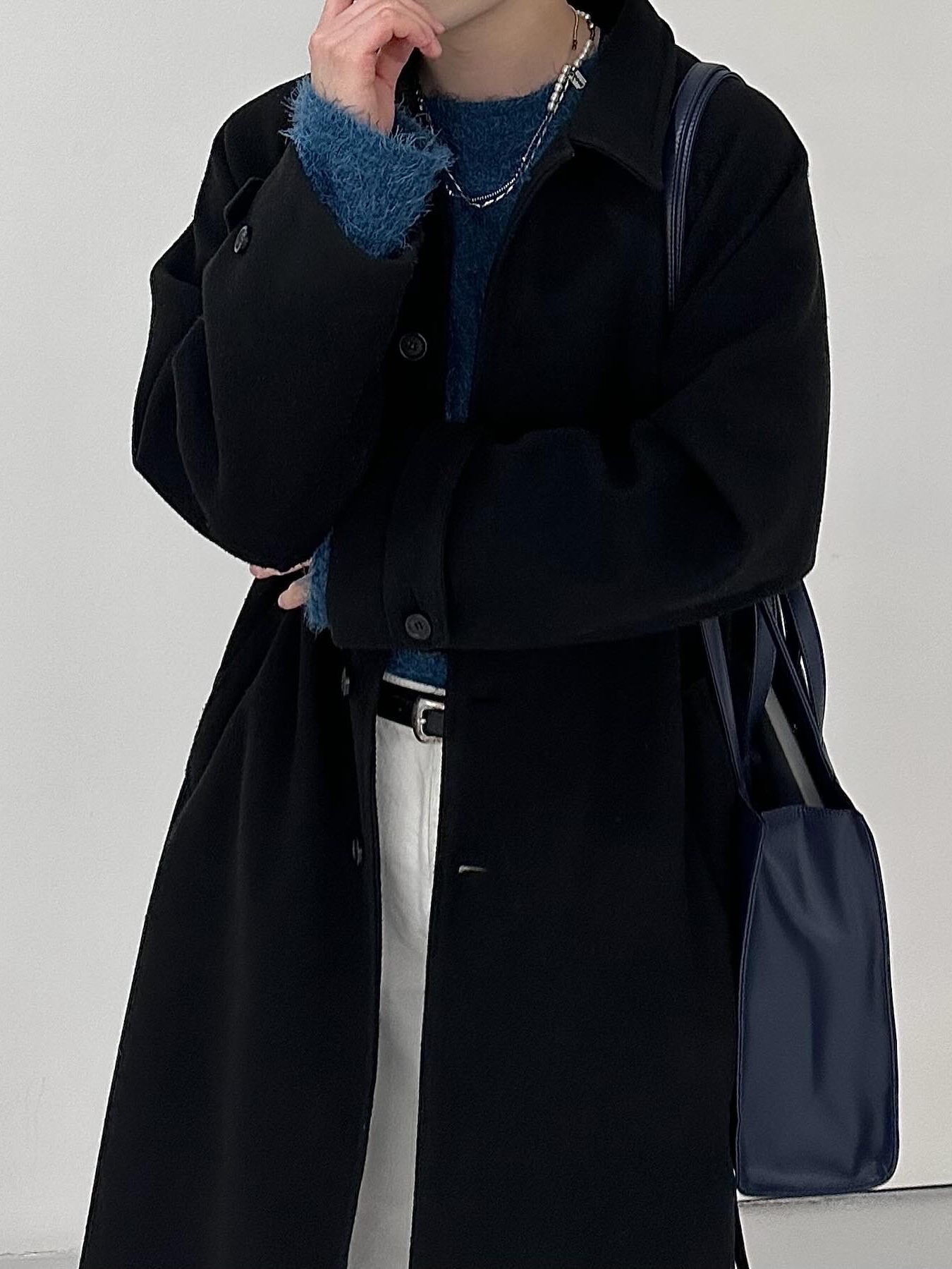 Dr. Martens 2976 Chelsea Black Smooth, Telfar Medium Shopping Bag Navy 착용 스타일 - 6