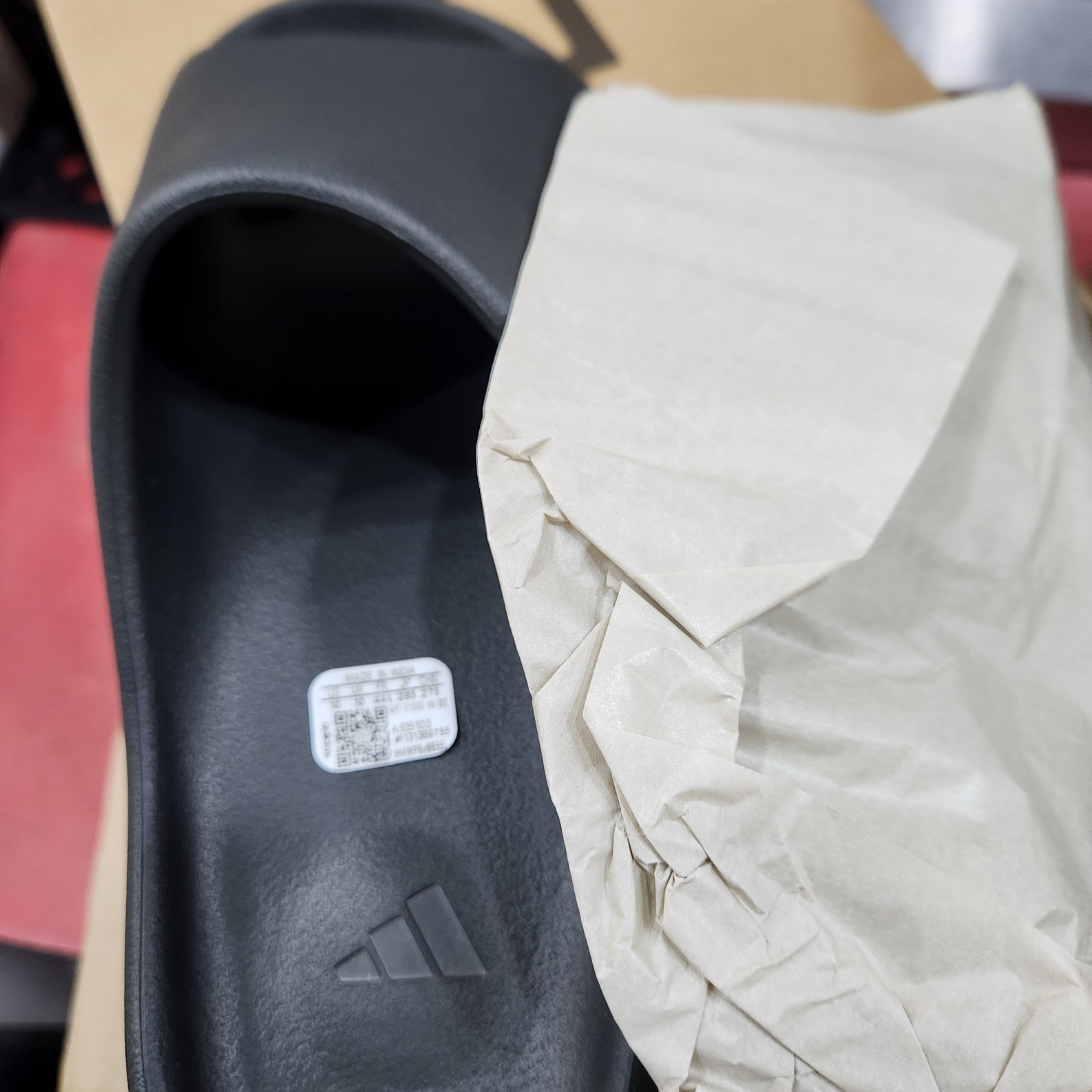 Adidas Yeezy Slide Dark Onyx 2024 착용 스타일 - 1