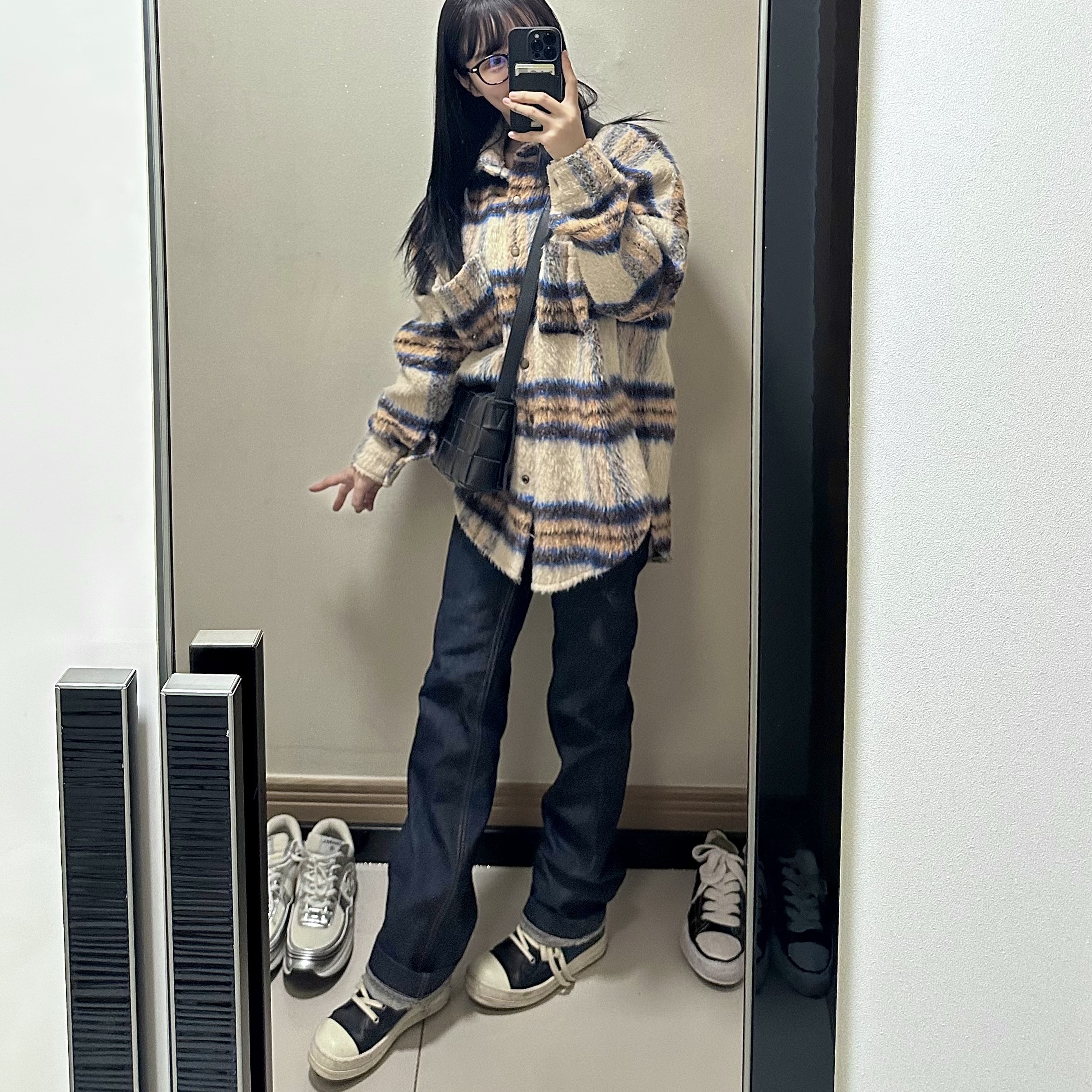 Rick Owens Luxor Sneakers Black Milk, Bottega Veneta Lambskin Leather Cassette Black 착용 스타일