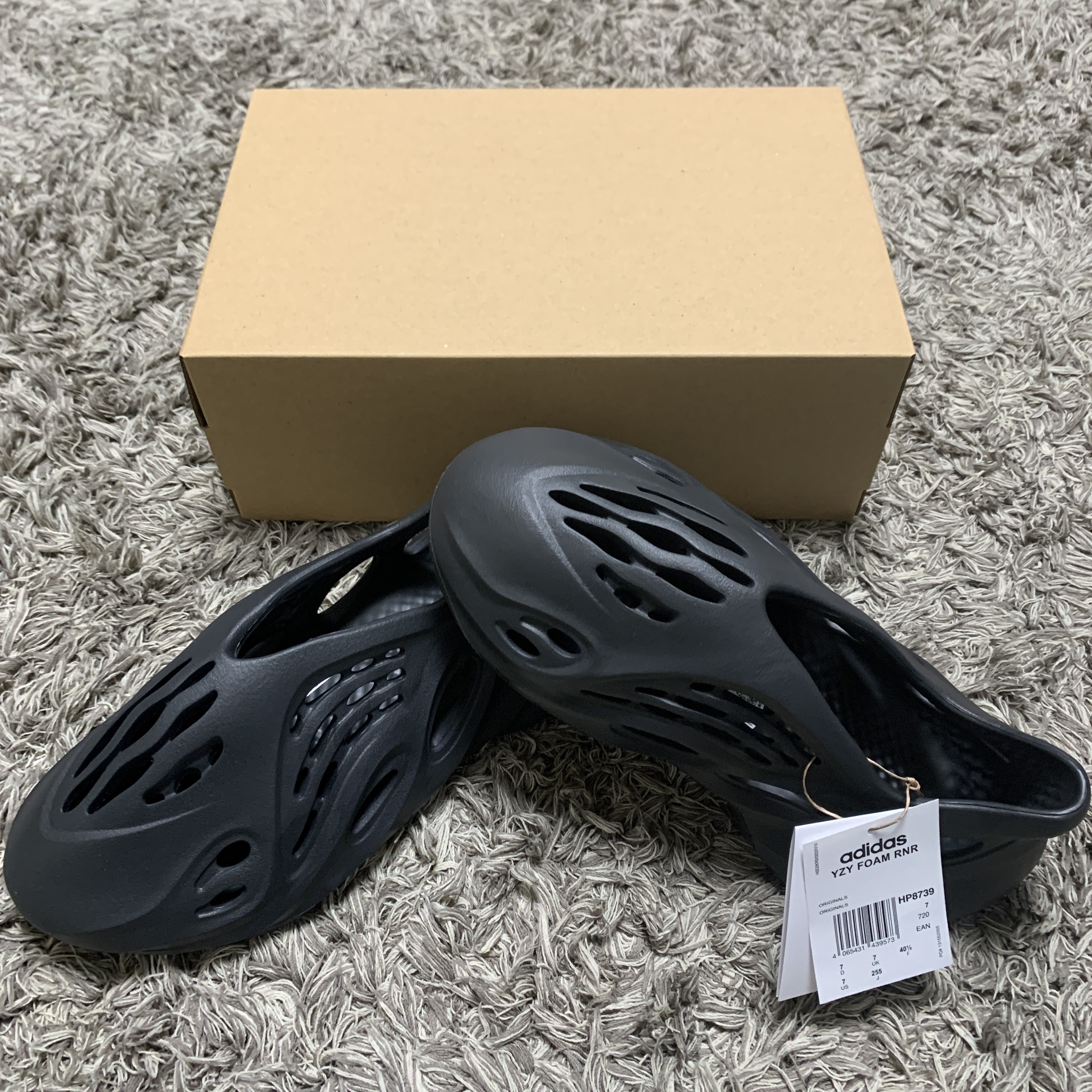 Adidas Yeezy Foam RNNR Onyx 착용 스타일