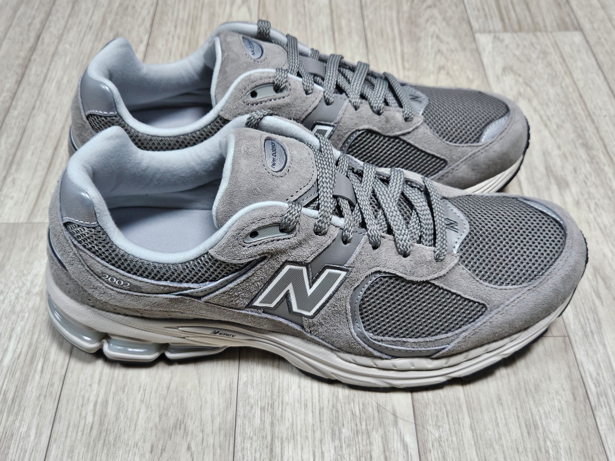 New Balance 2002R Grey 착용 스타일