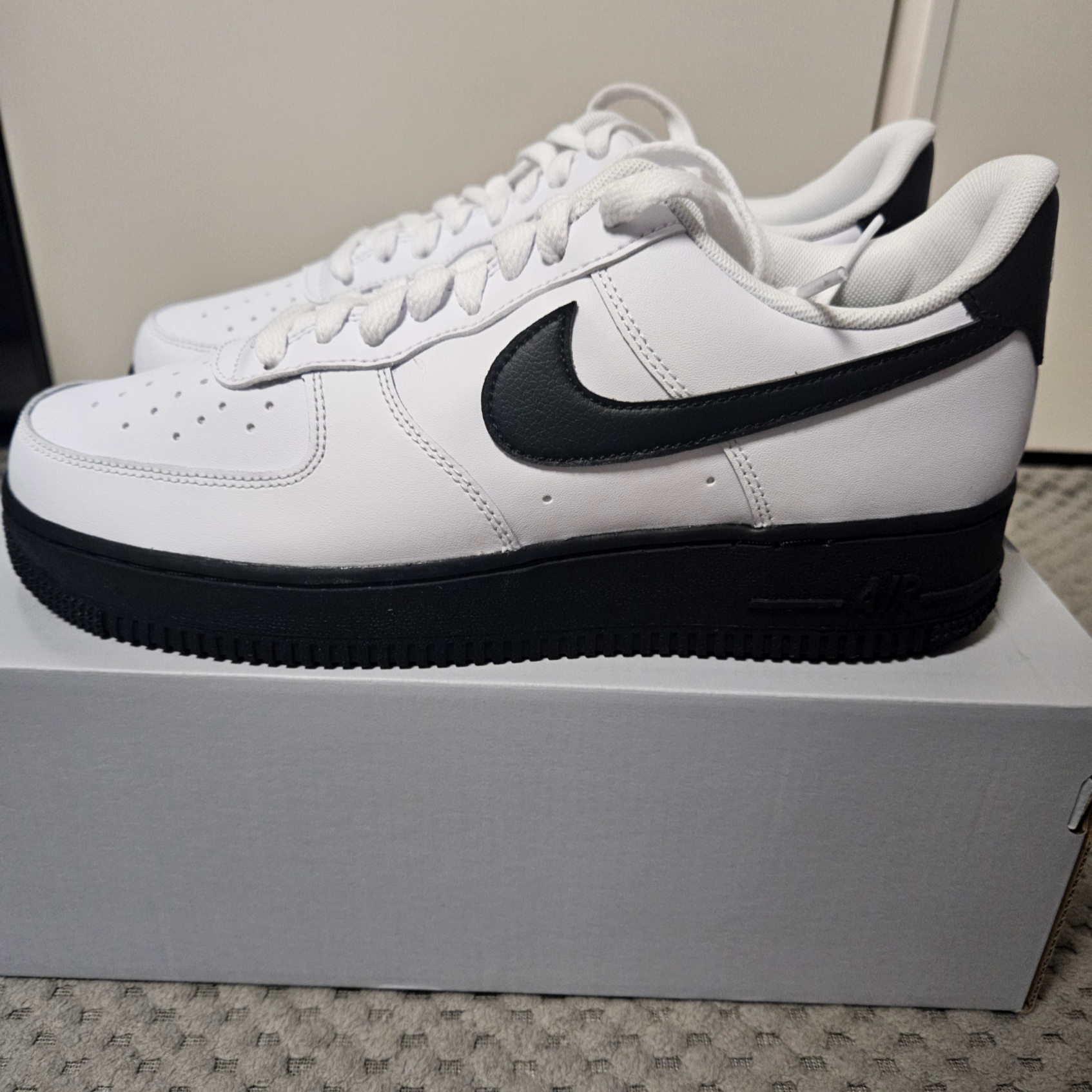 Nike Air Force 1 Low White Black Midsole 착용 스타일 - 2