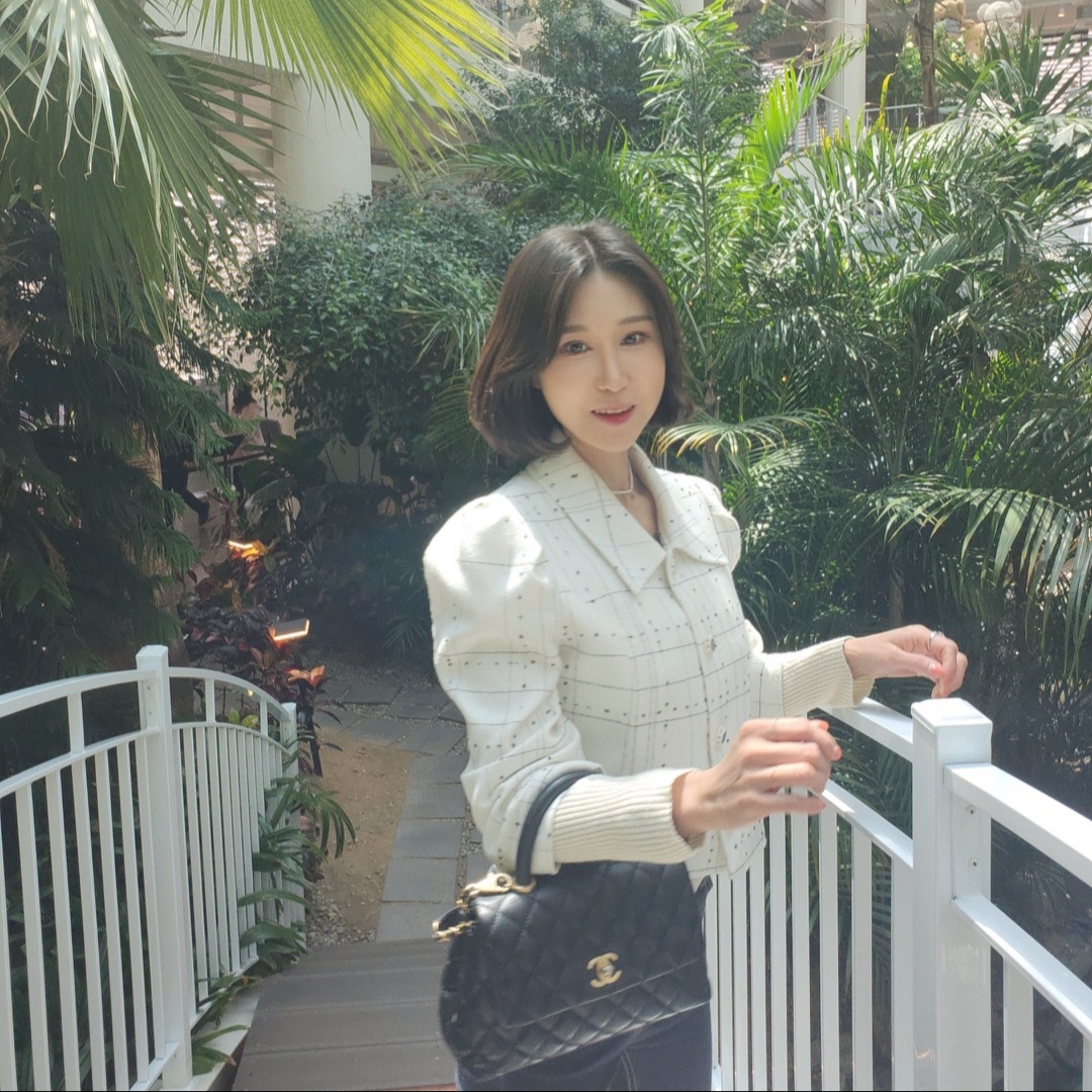 Chanel Flap Bag with Top Handle Grained Calfskin & Gold Black 착용 스타일 - 3