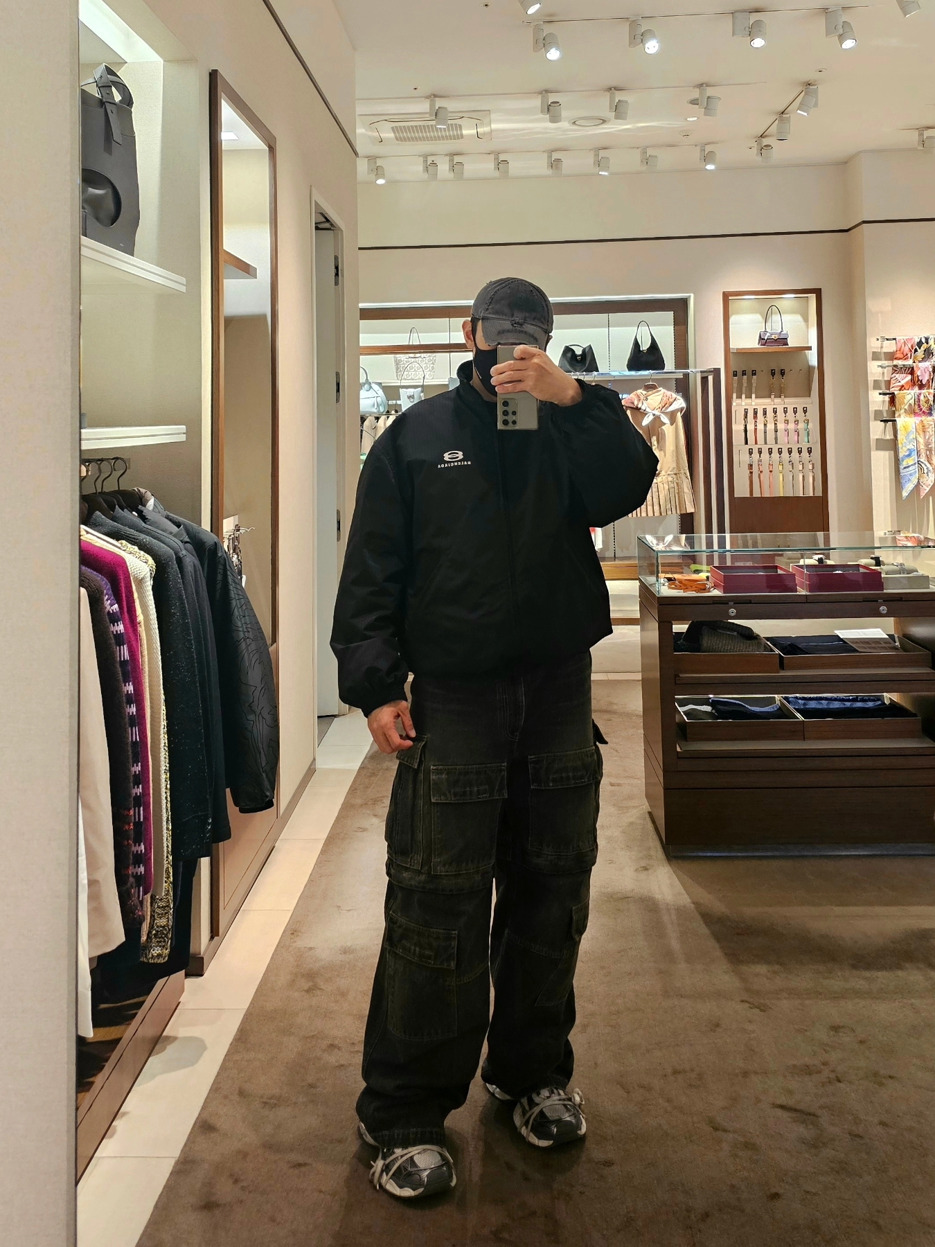 Balenciaga Cargo Pants in Black, Balenciaga Unity Sports Icon Cocoon Kick Windbreaker in Black 착용 스타일 - 5