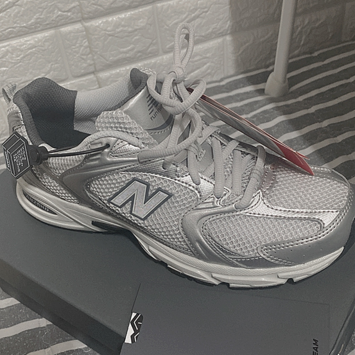 New Balance 530 Grey Matter Silver Metallic 착용 스타일