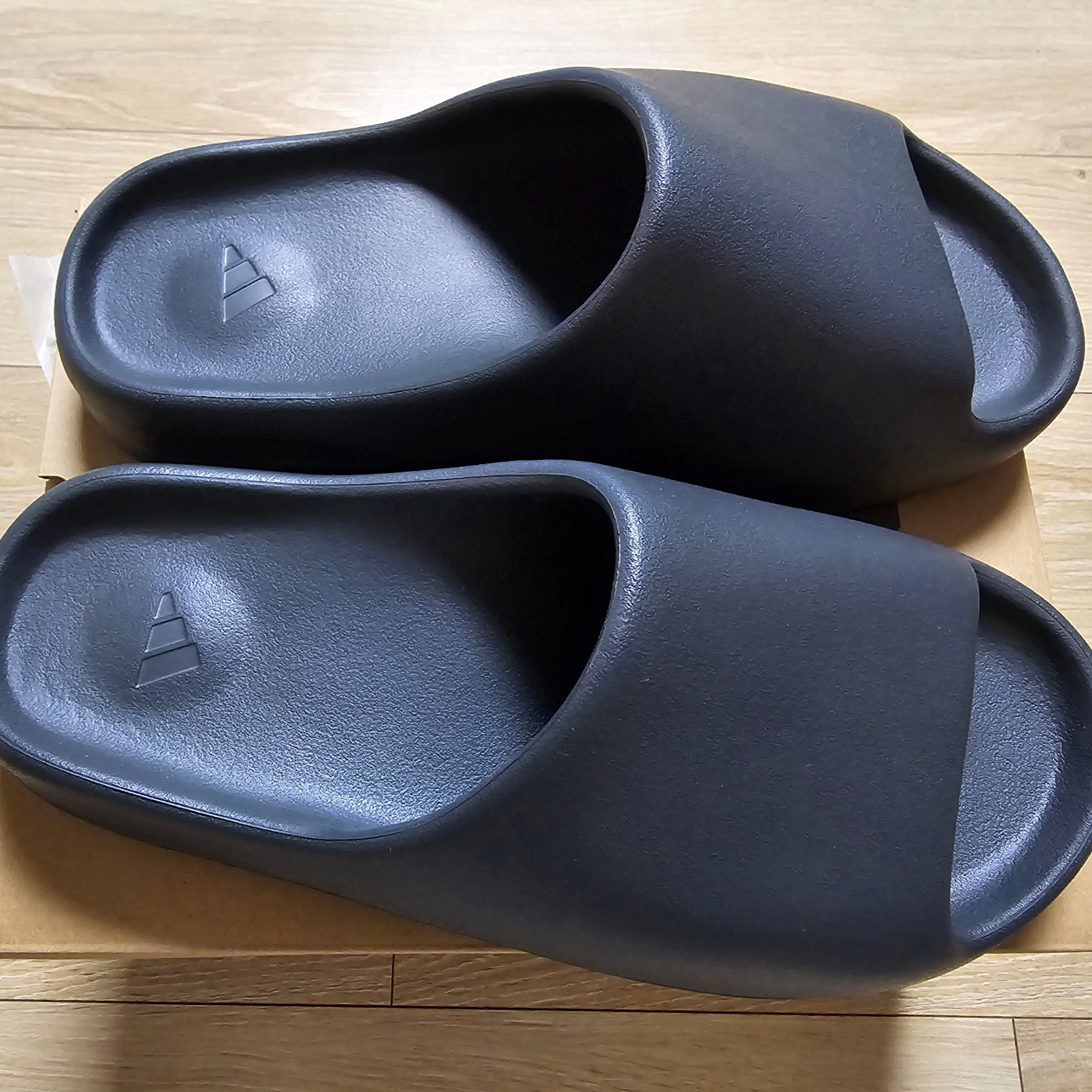 Adidas Yeezy Slide Dark Onyx 2024 착용 스타일 - 1