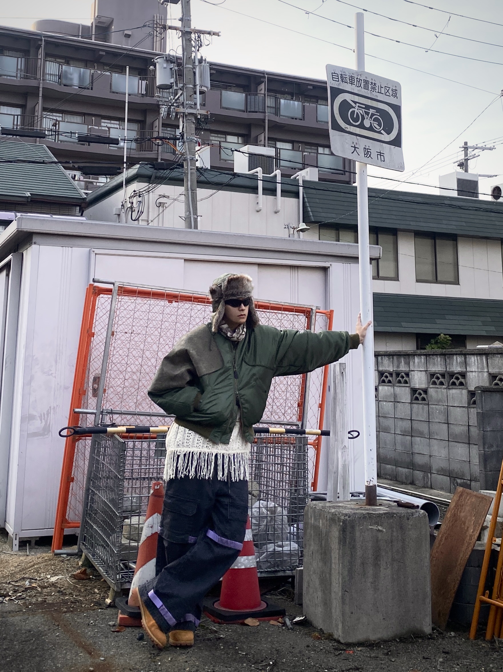 Kapital Ma-1 Nylon X Crack Leather Siamese Bomber Jacket Khaki, Kapital 14 oz. Black X Kinari Denim Nouvelle Shuttle Pants Purple 착용 스타일 - 2
