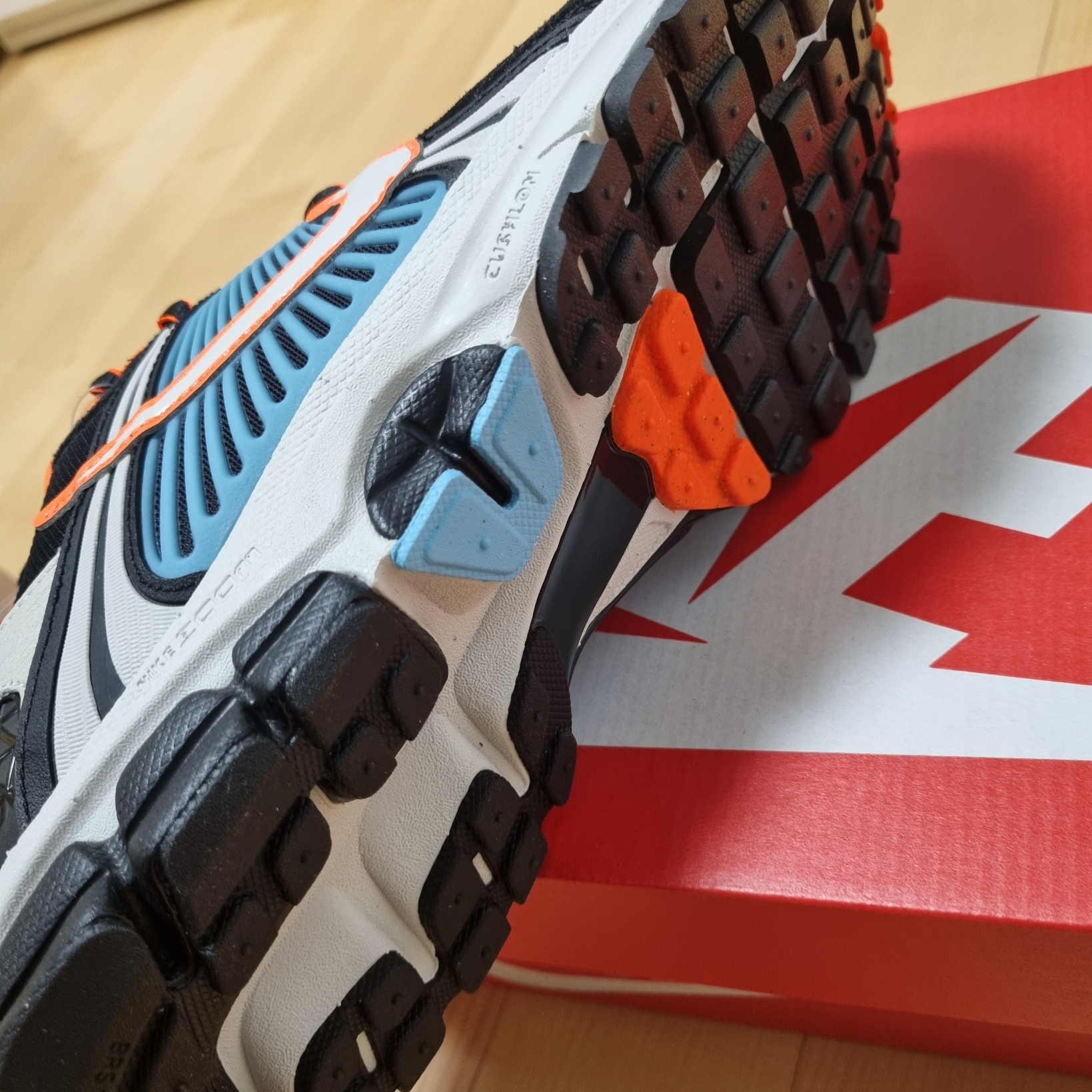 (W) Nike Zoom Vomero 5 Black Blue Gaze 착용 스타일 - 3