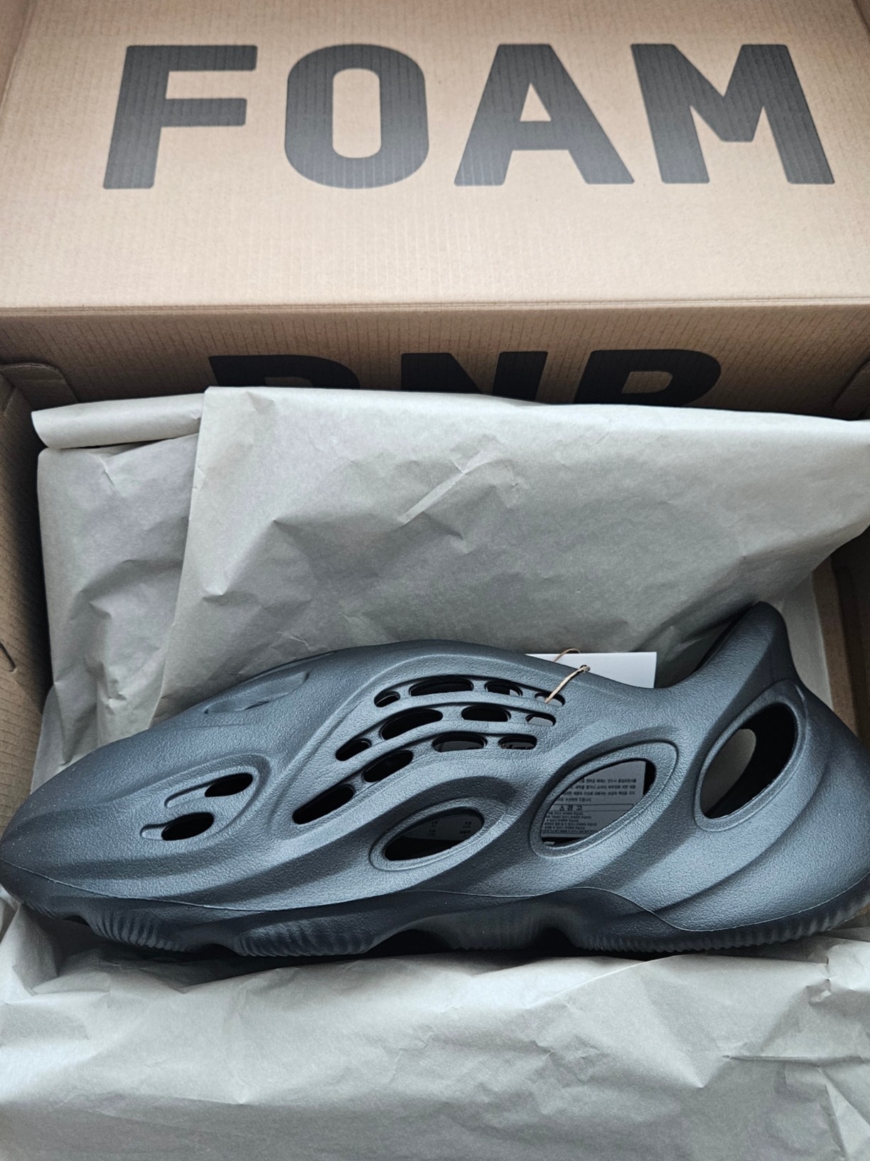 Adidas Yeezy Foam RNNR Onyx 착용 스타일 - 1