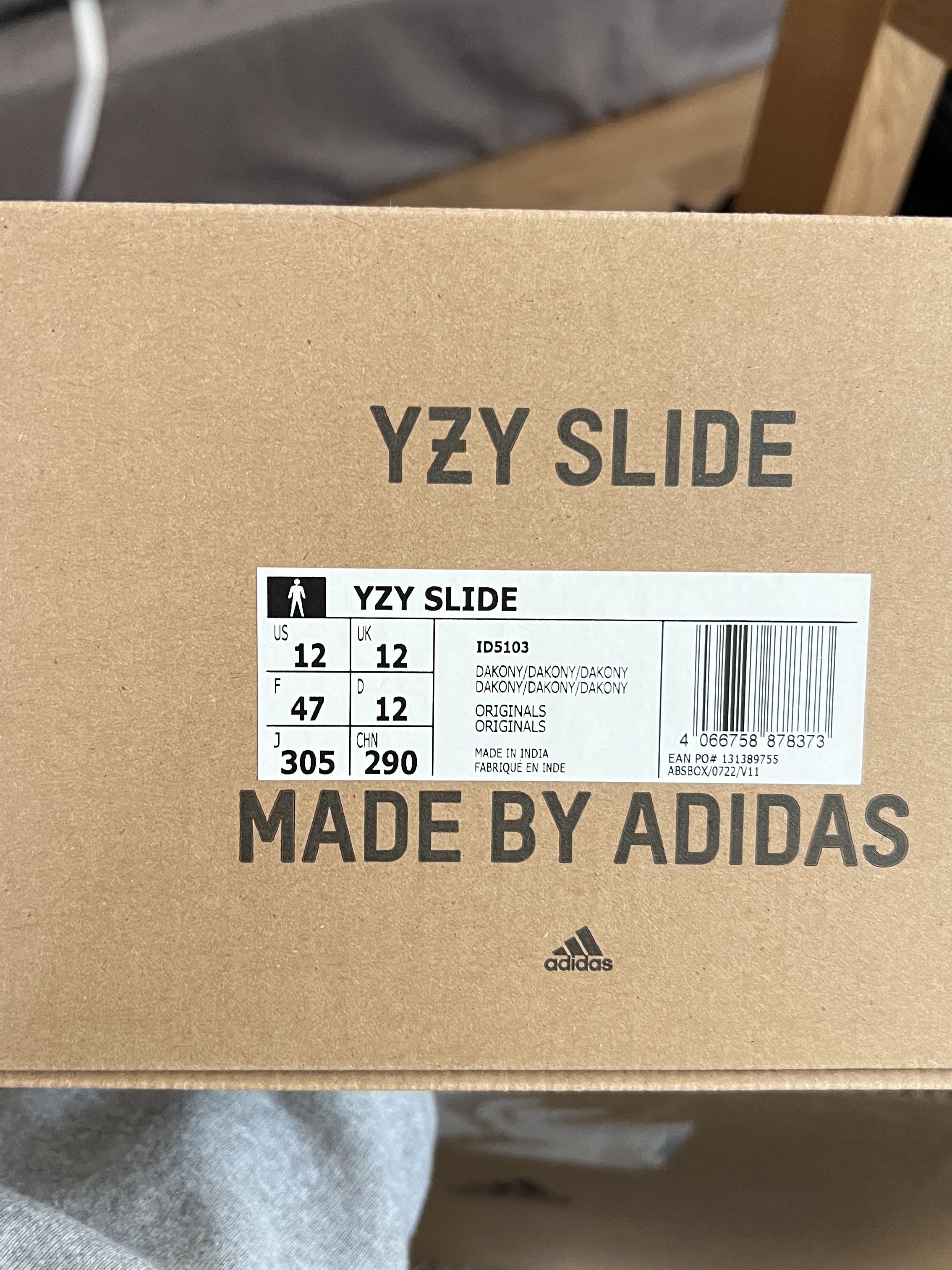 Adidas Yeezy Slide Dark Onyx 2024 착용 스타일 - 6