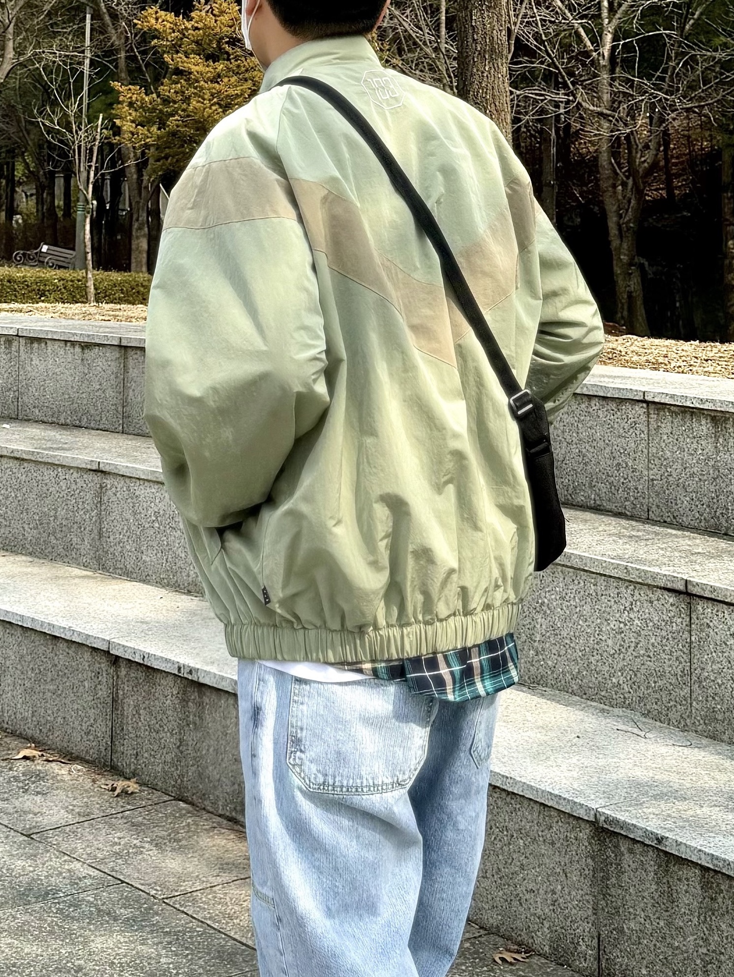 IAB Studio x D.P. Track Top Tea Green Mud 착용 스타일 - 2