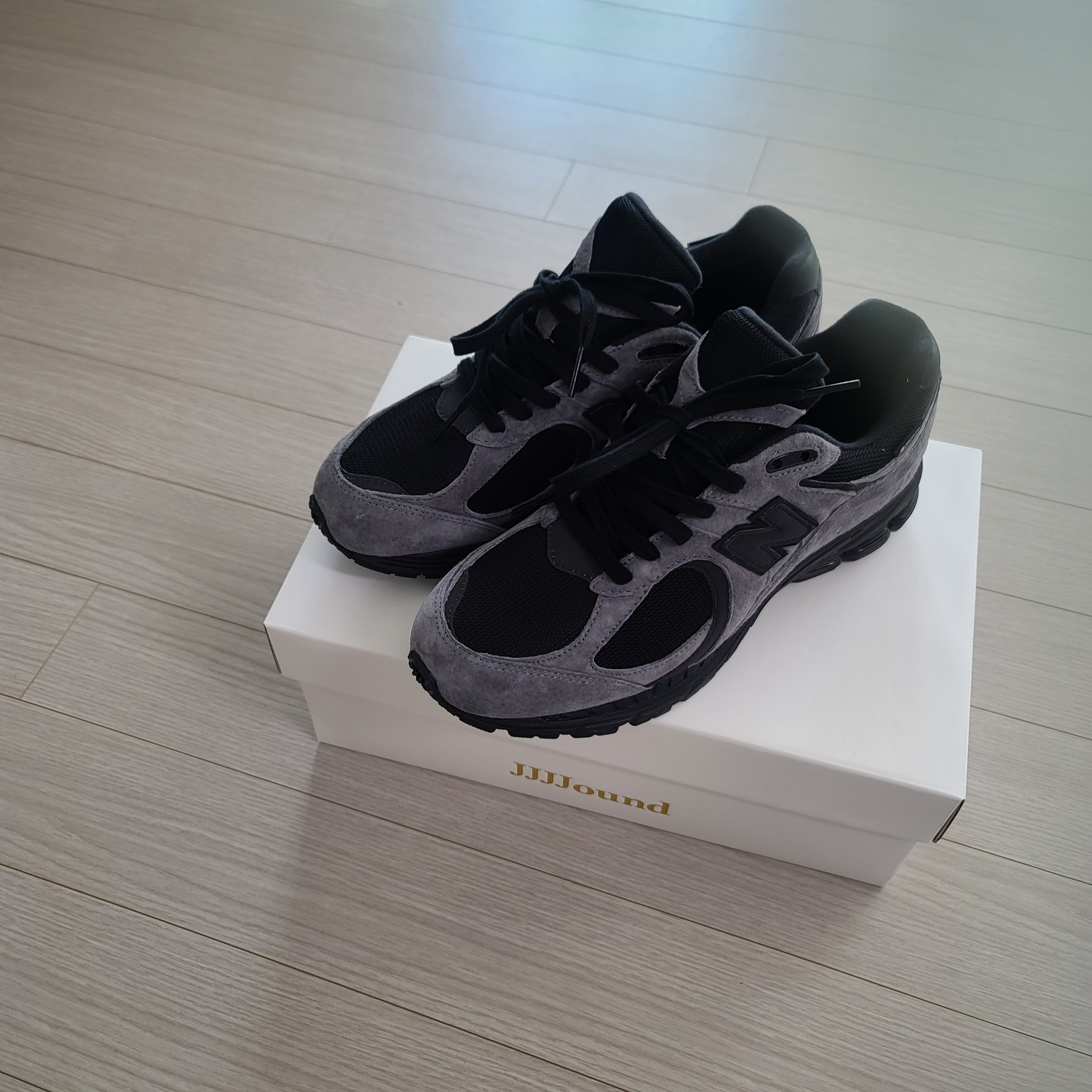 New Balance x JJJJound 2002R Gore-Tex Charcoal 착용 스타일 - 1