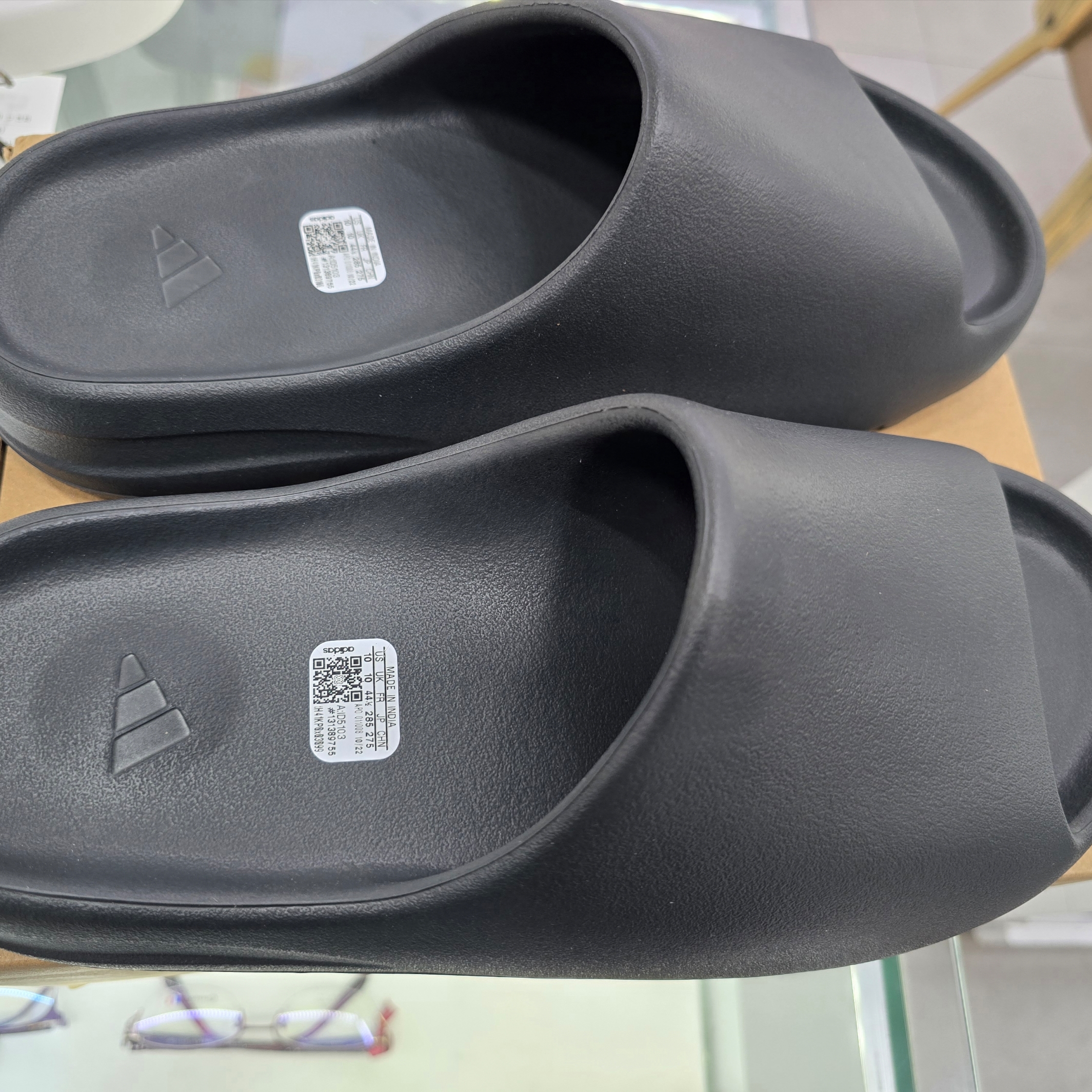 Adidas Yeezy Slide Dark Onyx 2024 착용 스타일