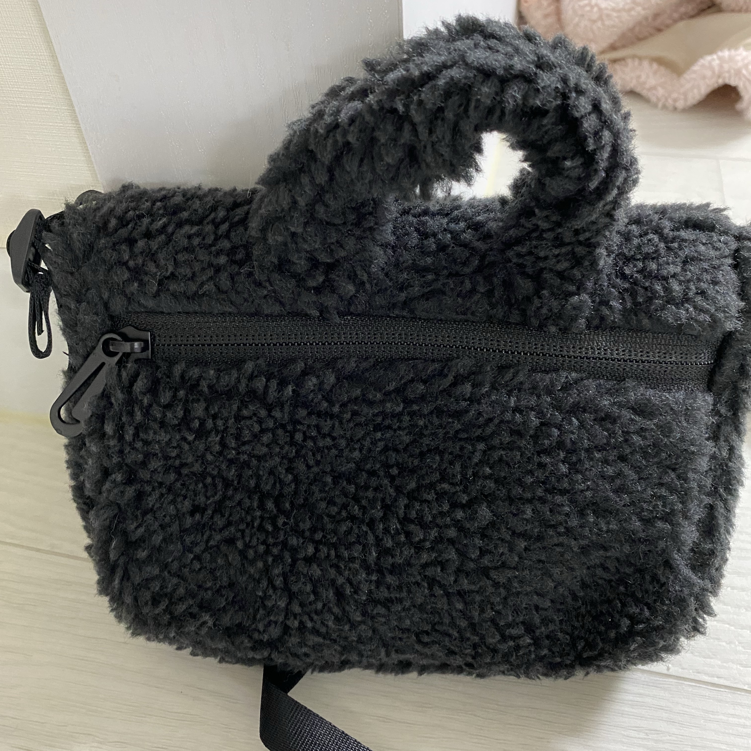 (Kids) Nike NSW Faux Fur Crossbody Bag Black 착용 스타일 - 2
