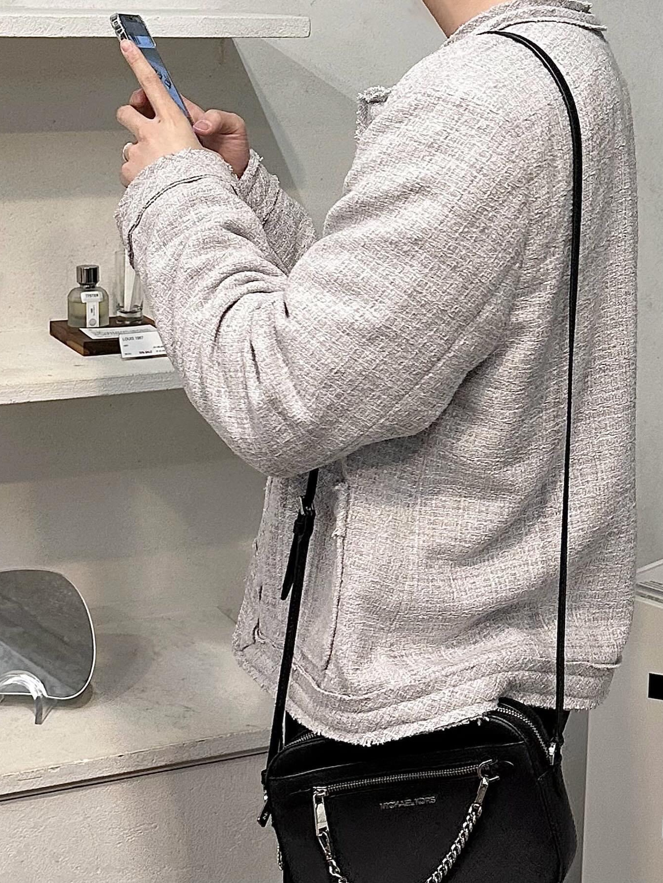 Jacquemus La Chaine Signature Logo Chain Necklace Silver, Dr. Martens 2976 Chelsea Black Smooth 착용 스타일 - 6