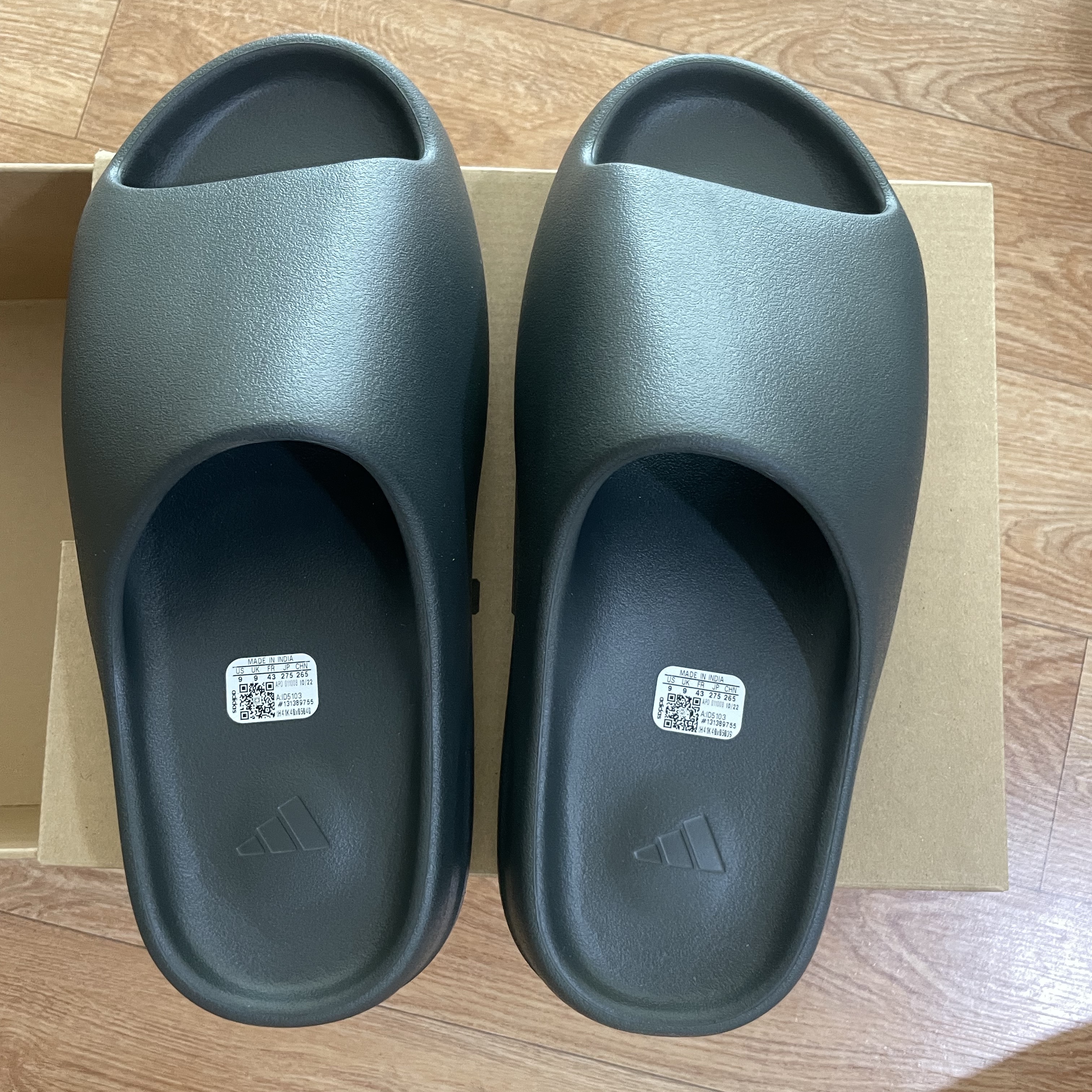 Adidas Yeezy Slide Dark Onyx 2024 착용 스타일