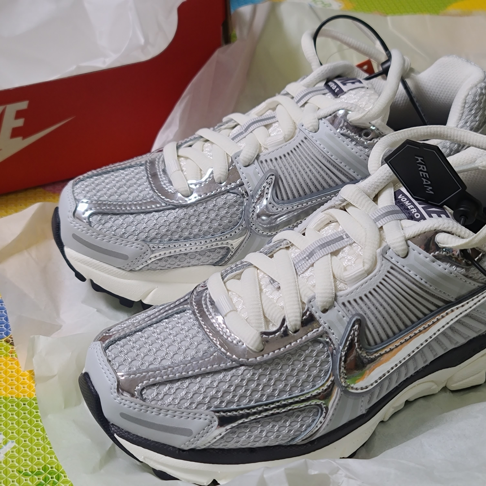 (W) Nike Zoom Vomero 5 Photon Dust and Metallic Silver 착용 스타일