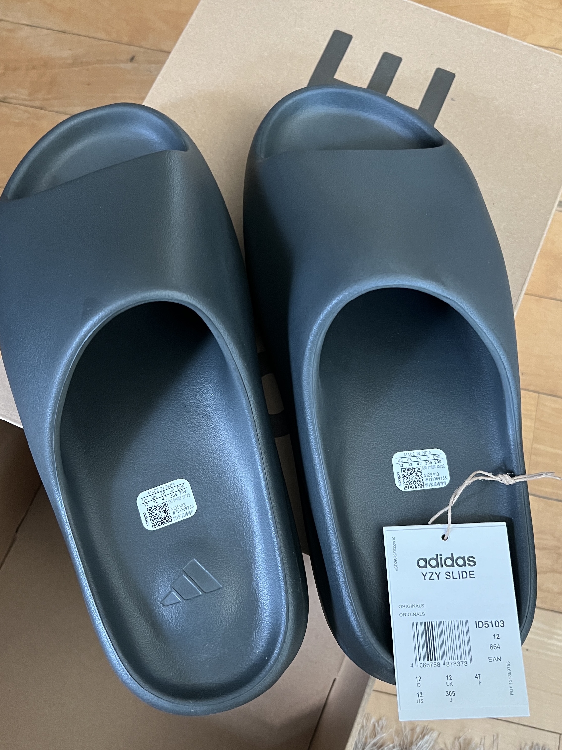 Adidas Yeezy Slide Dark Onyx 2024 착용 스타일 - 2