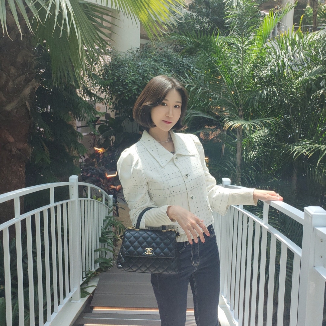 Chanel Flap Bag with Top Handle Grained Calfskin & Gold Black 착용 스타일 - 1