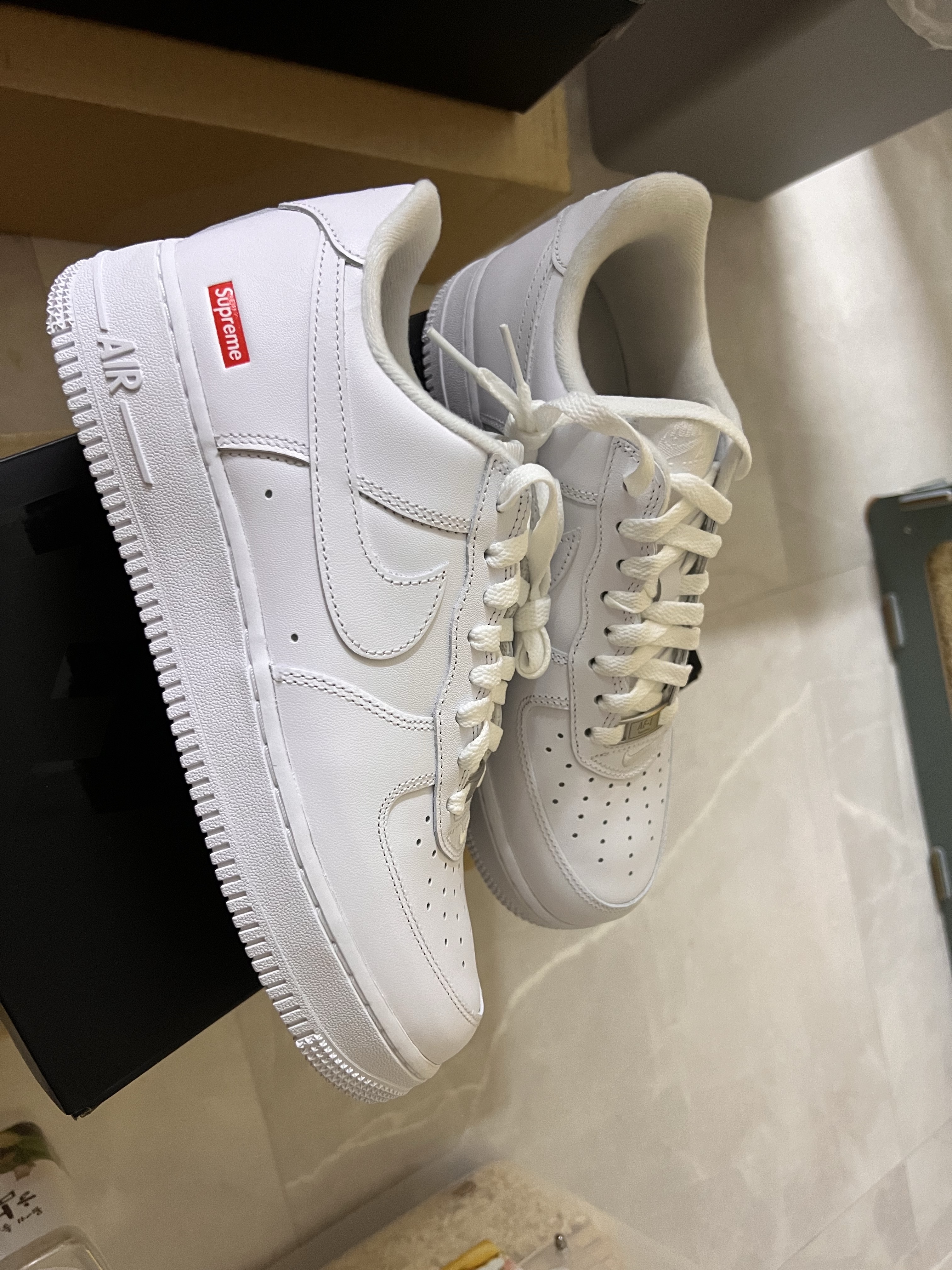Nike x Supreme Air Force 1 Low White, Nike x Supreme Air Force 1 Low Black 착용 스타일 - 1