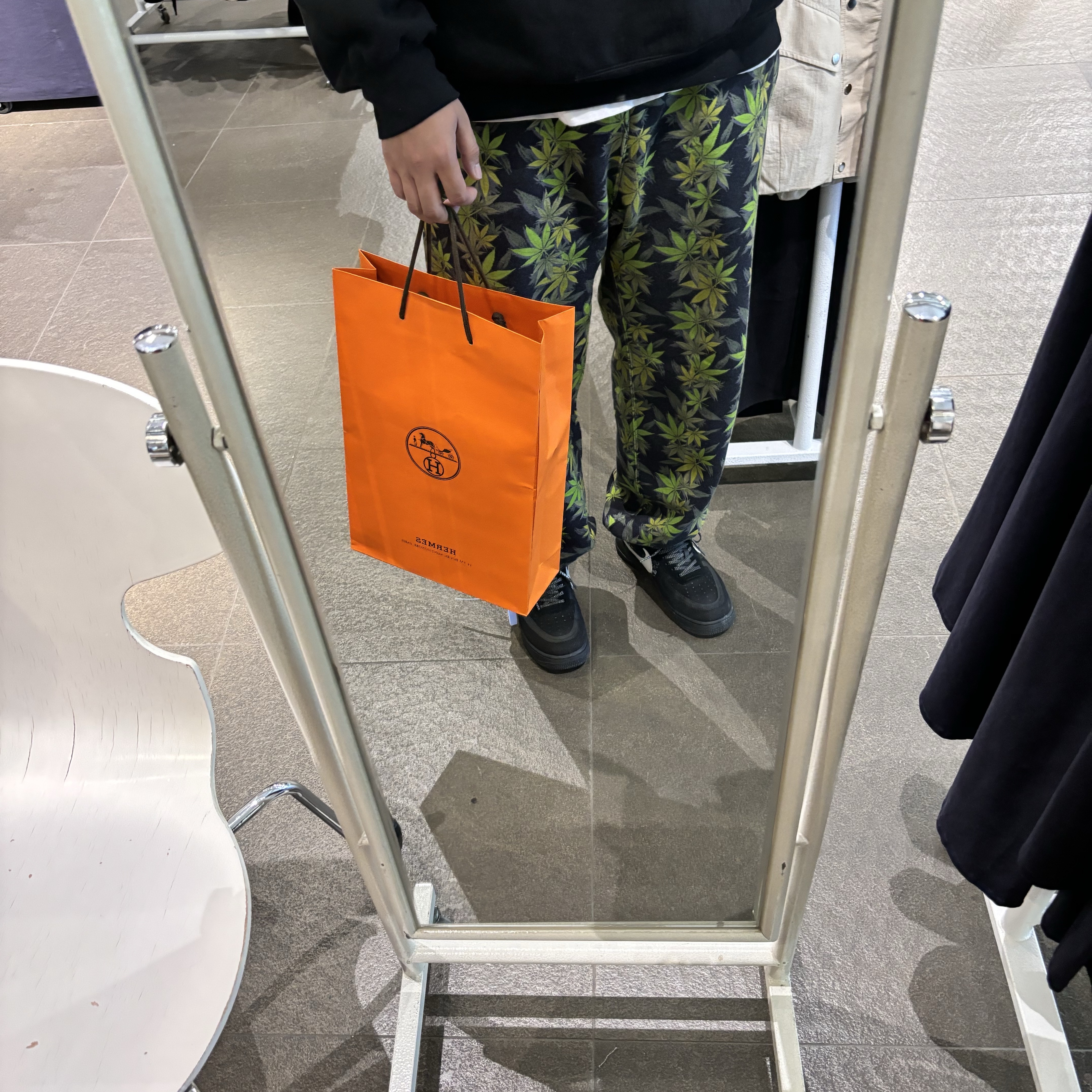 Supreme x The North Face Leaf Sweatpant Black - 23FW, Nike x Off-White Air Force 1 Low Black White 착용 스타일